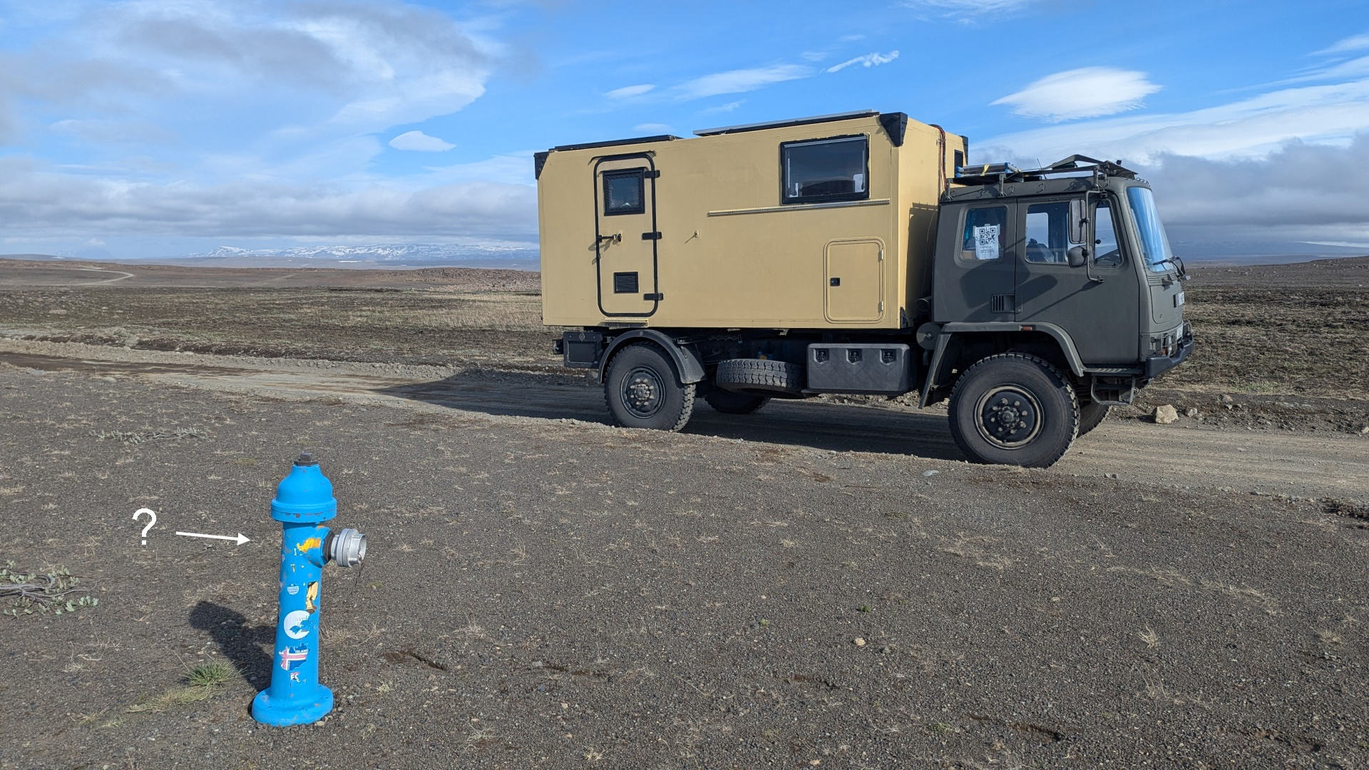 Blauer Hydrant als Kunst neben der F26 im Island Hochland mit DAF T244 LKW