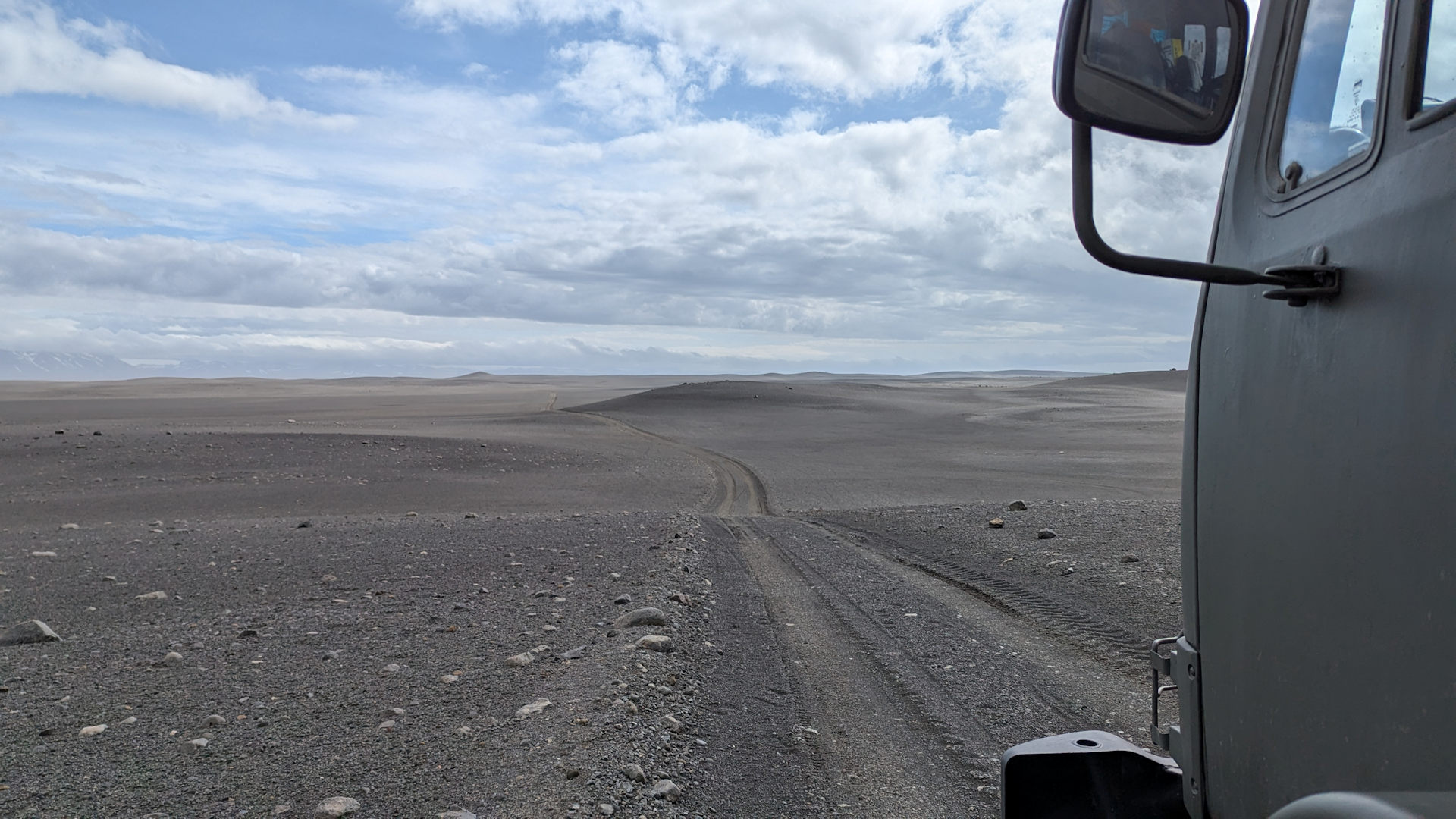 Island Hochland Panorama an der F26. Rechts ragt eine olivfarbene LKW Tür ins Bild