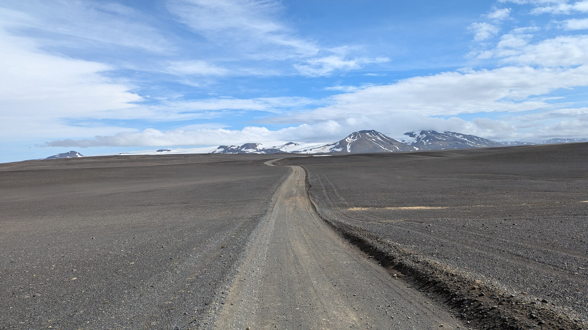 F25 Hochland Strasse mit Geröllebene in Island