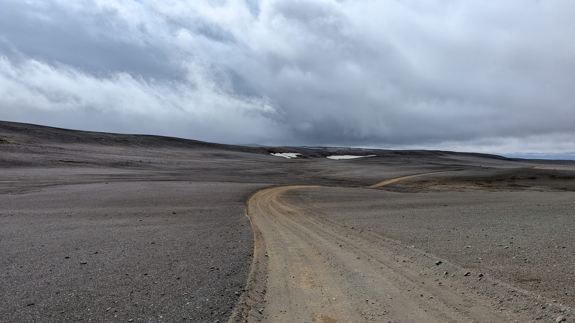 Panorama Island F26 Hochland Piste mit dunklen Wolken