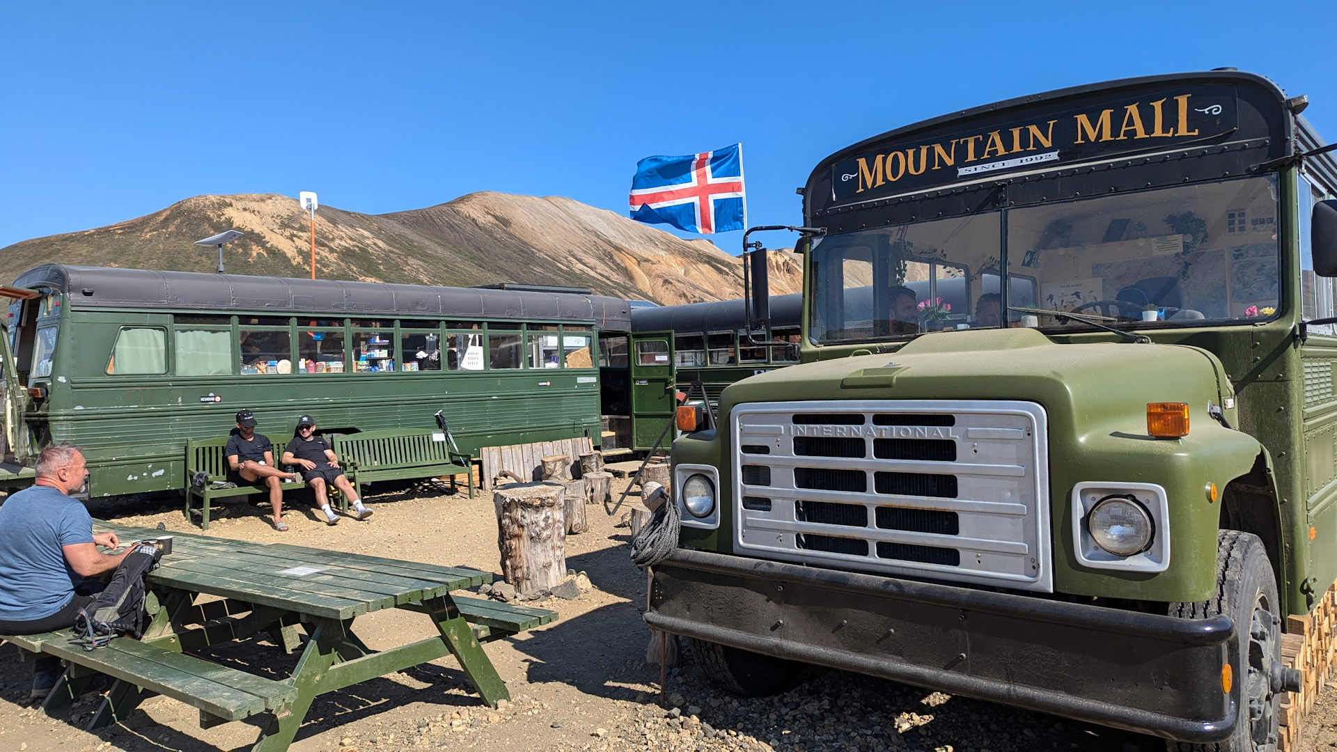 Mountain Mall in Landmannalaugar, bestehend aus drei ausgemusterten grünen Bussen