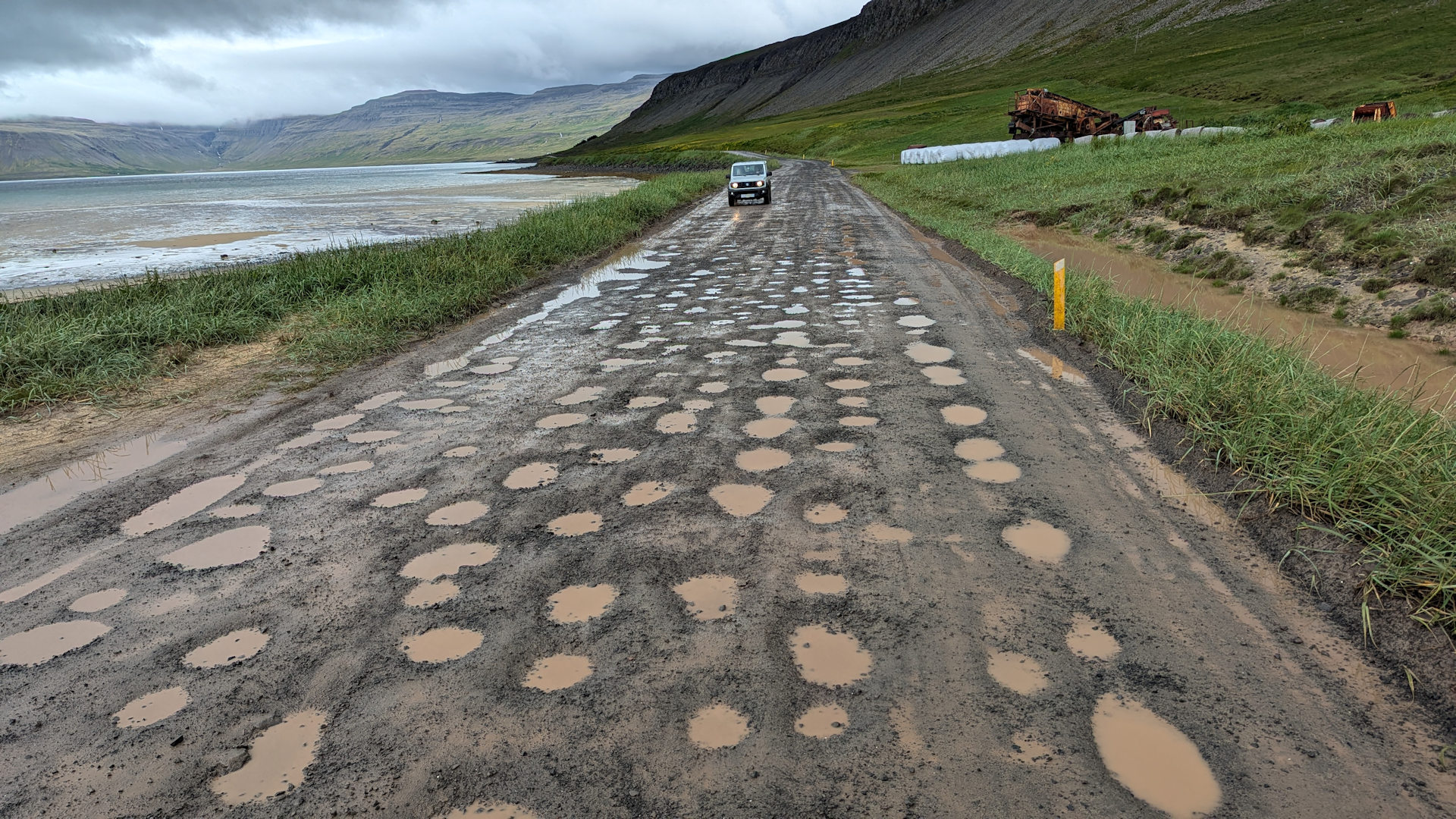 Löchrige Strasse in den Westfjorden Island 