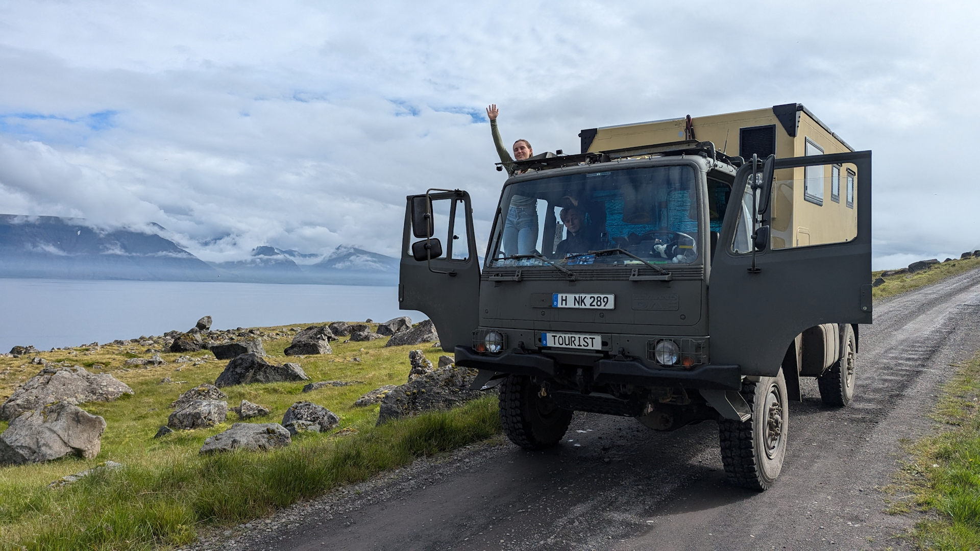 DAF T244 in Island, Mia winkt aus der Tür heraus