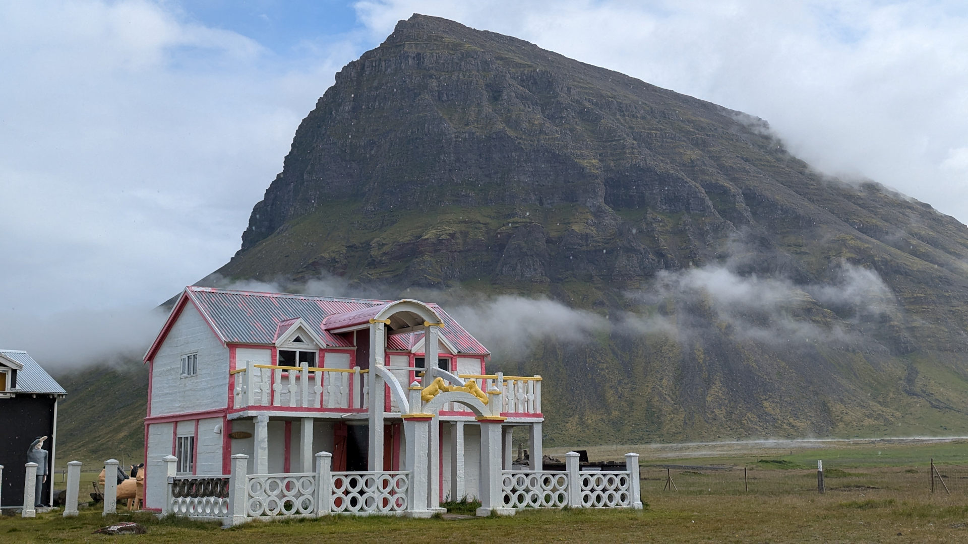 Buntes haus in Selardalur  Island Westfjorde