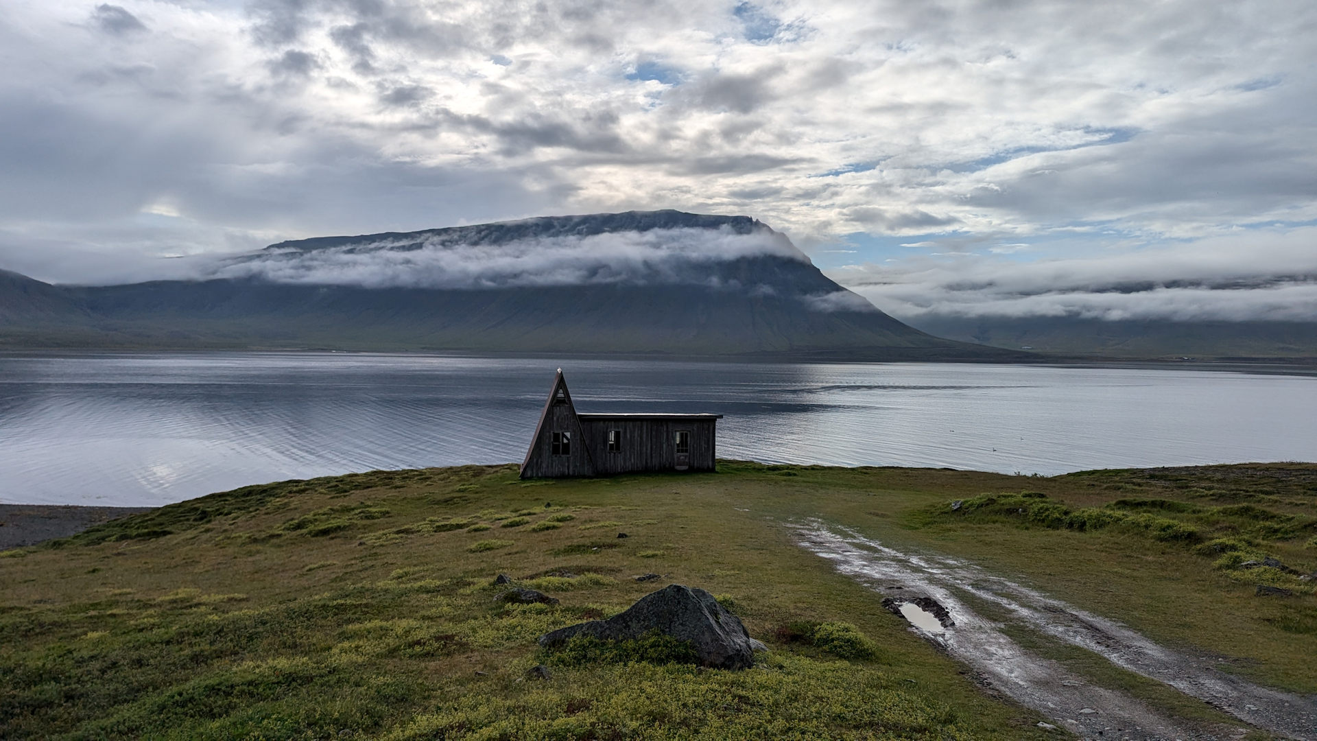 Verlassene Scheune mit spitzem Dach in den Westfjorden