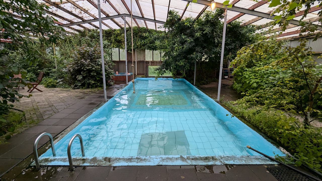 Swimming Pool im Gewächshaus vom Heydalur Campingplatz in Island