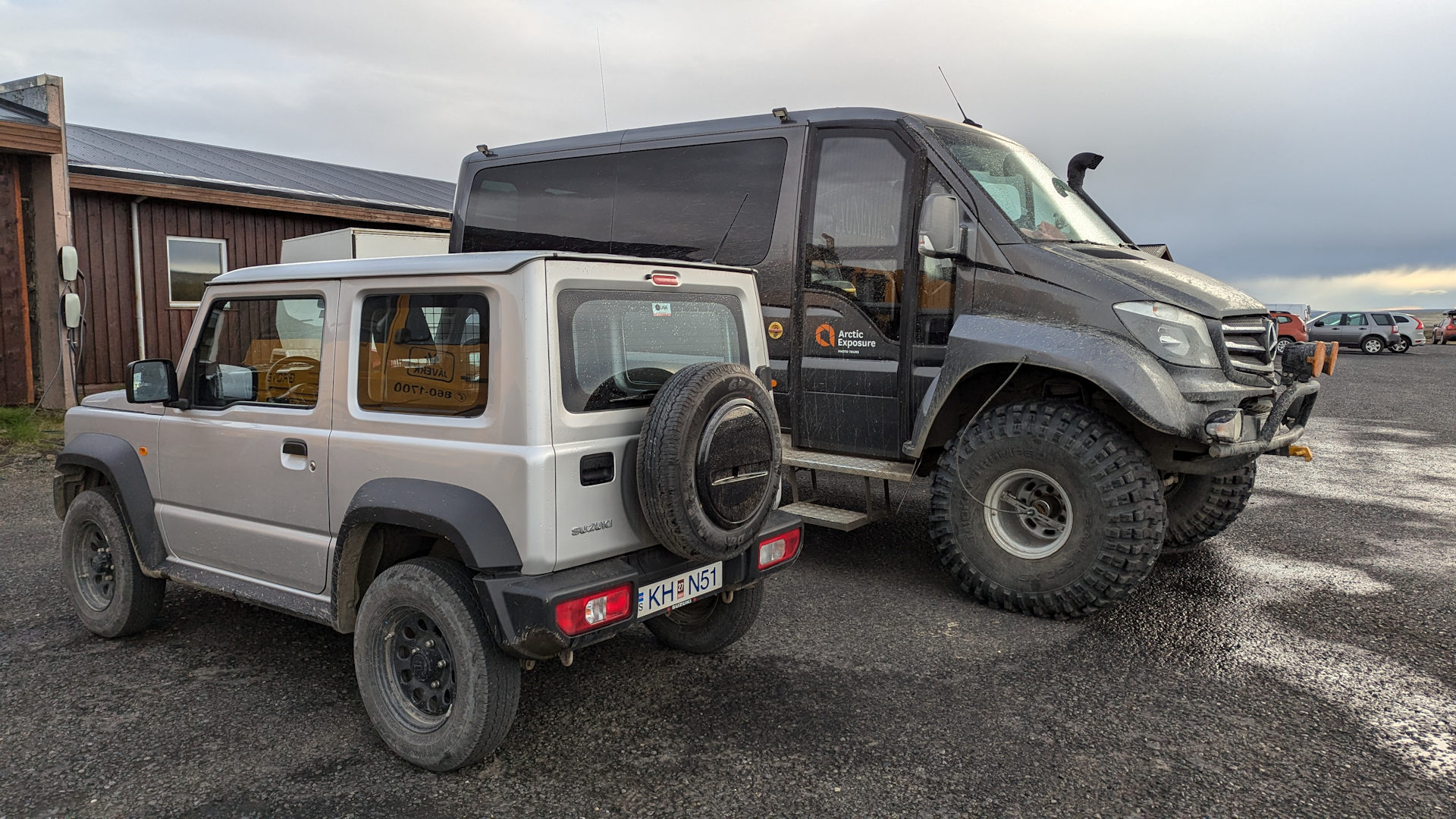 Weisser Suzuki Jimny neben einem aufgerüsteten isländischen Mercedes Sprinter