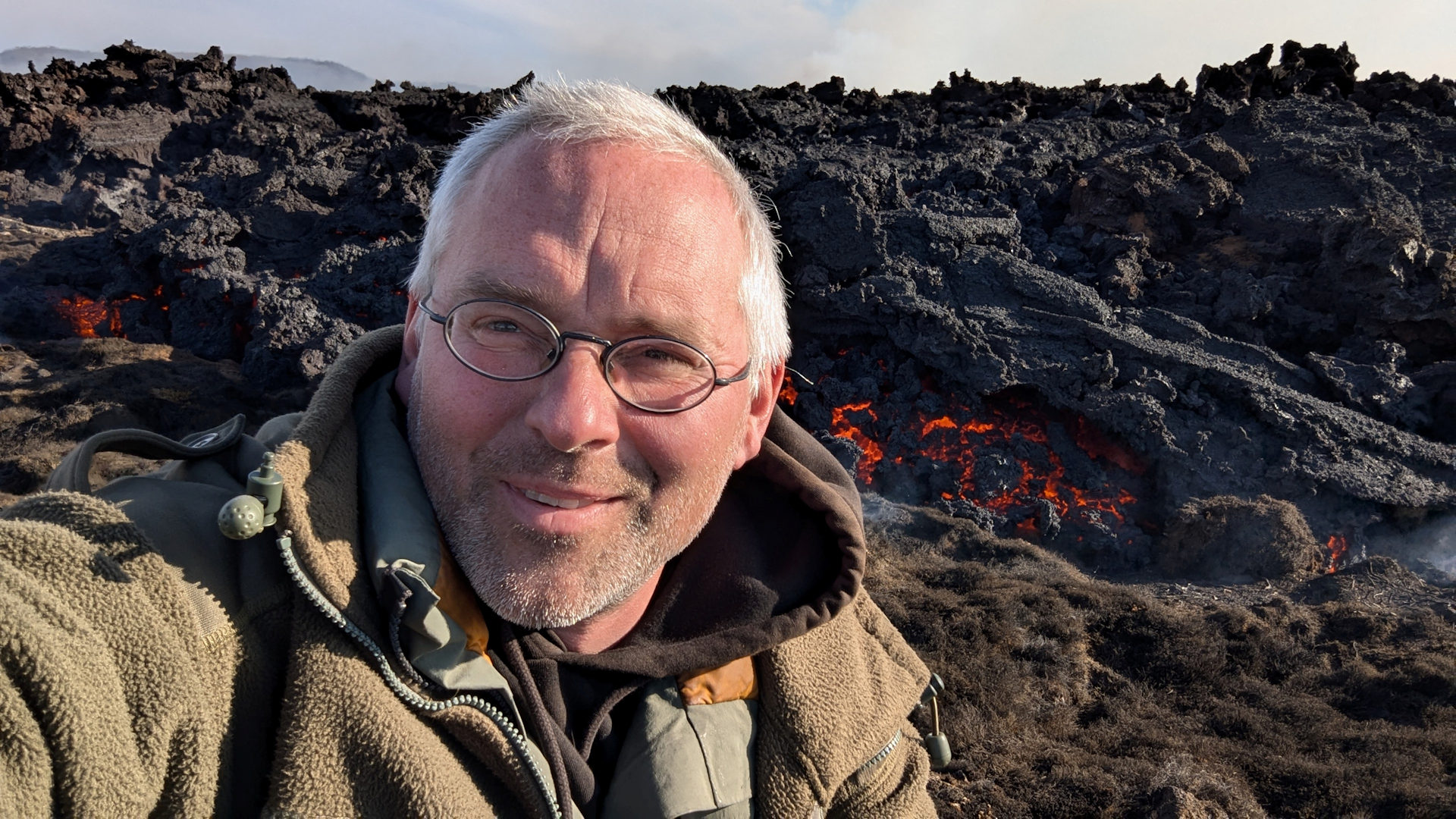 Portrait vor glühender Lava