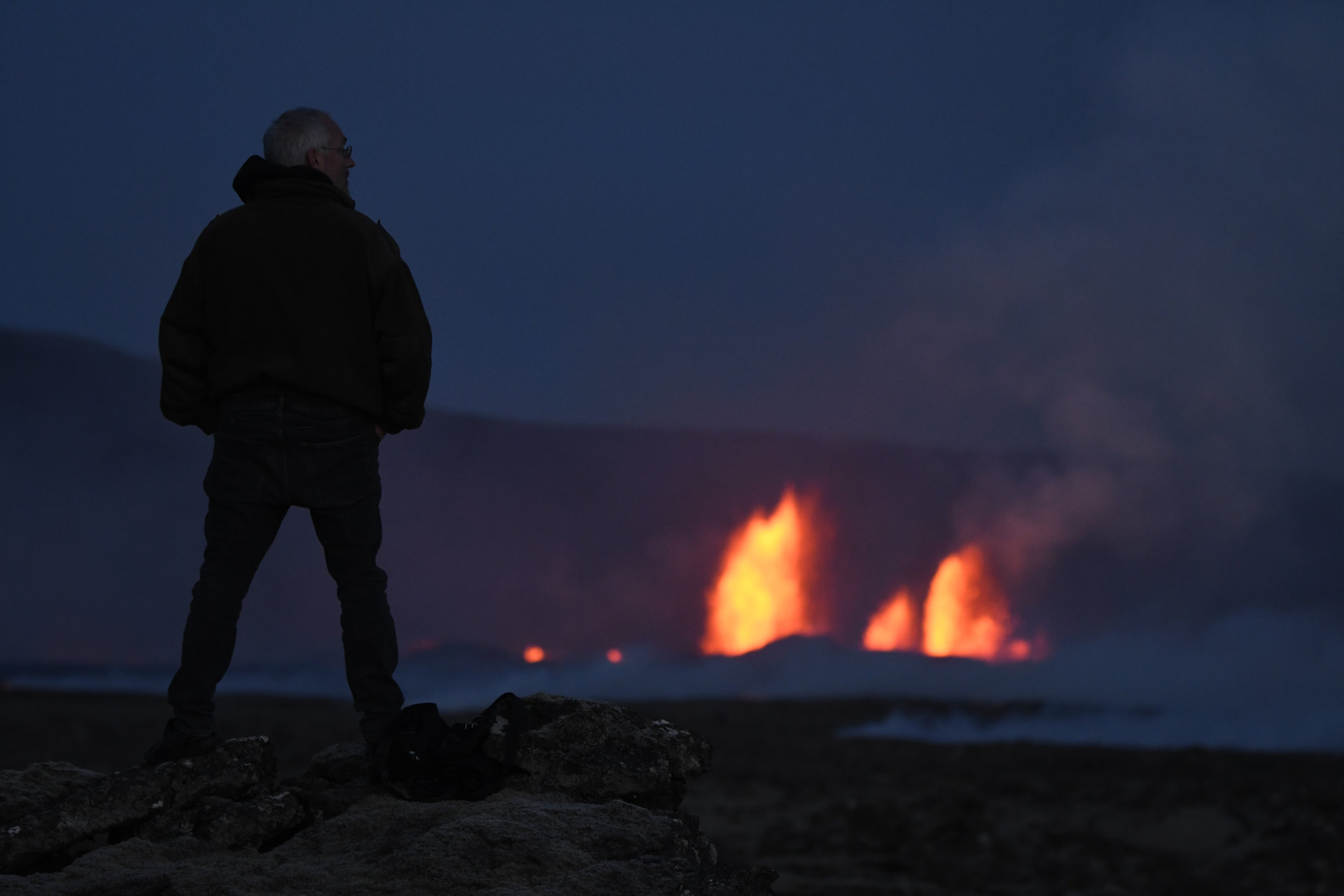 Ein Besucher betrachtet den Vulkanausbruch in Island