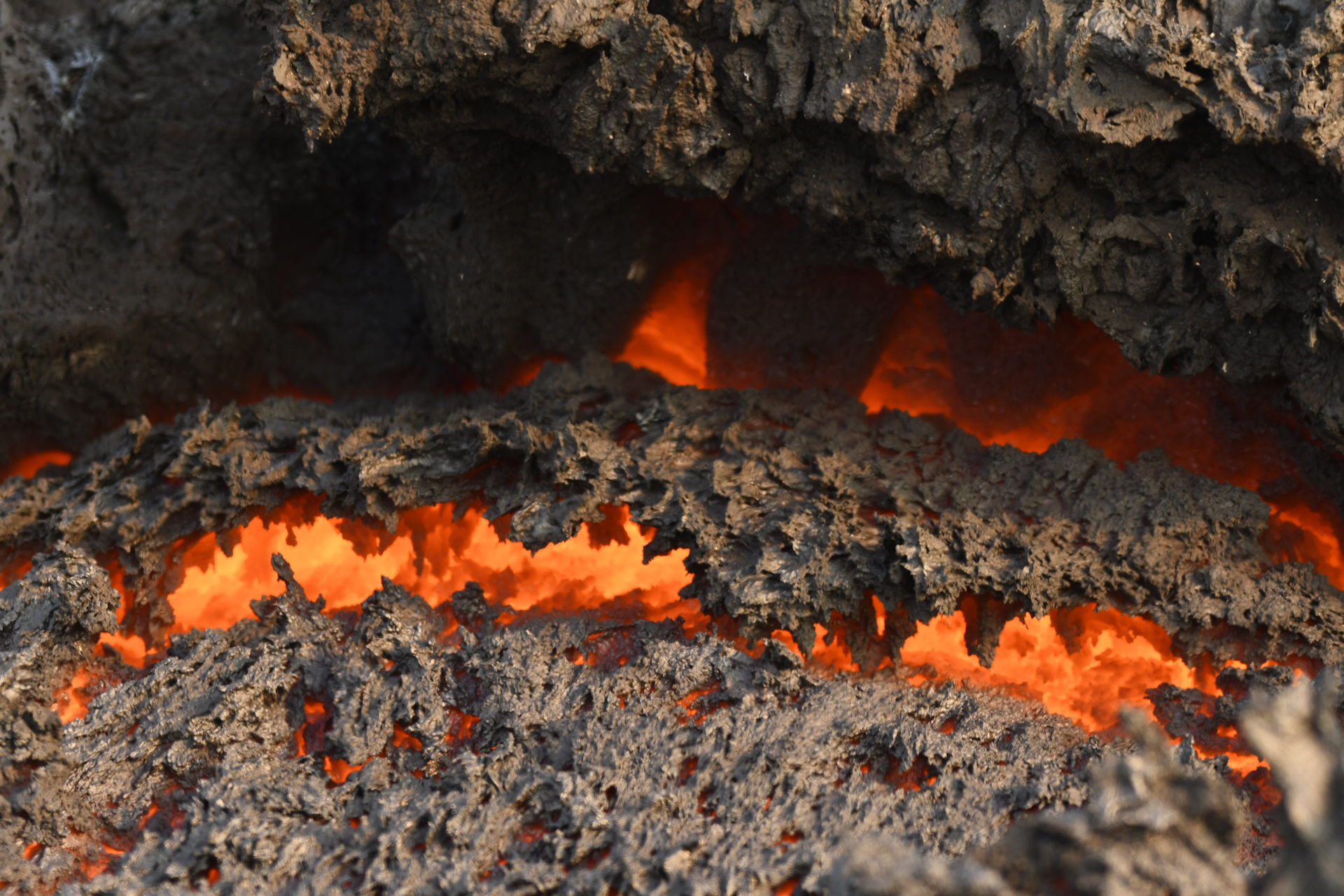 Detailaufnahme glühender Lava mit porigem Gestein