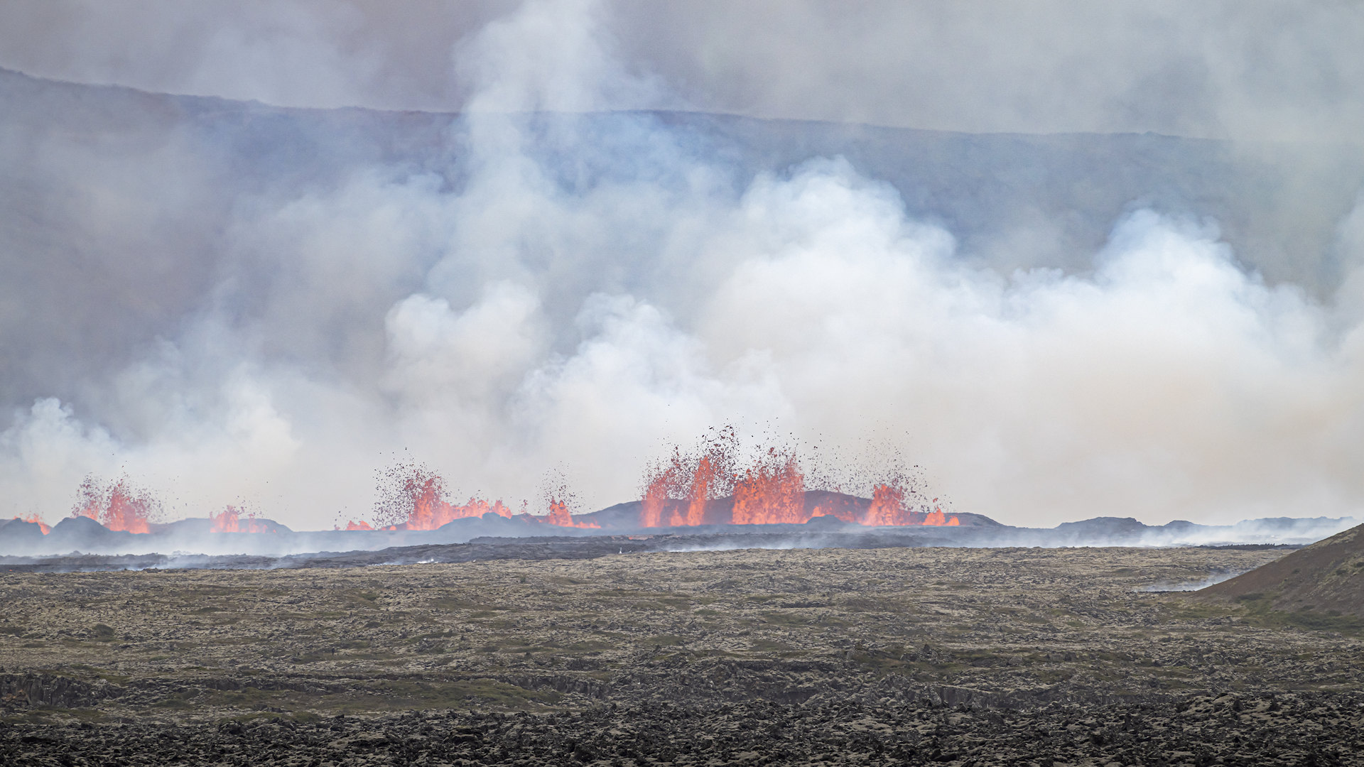 Vulkanspalte in Grindavik mit Lava Fontänen und weissem Rauch