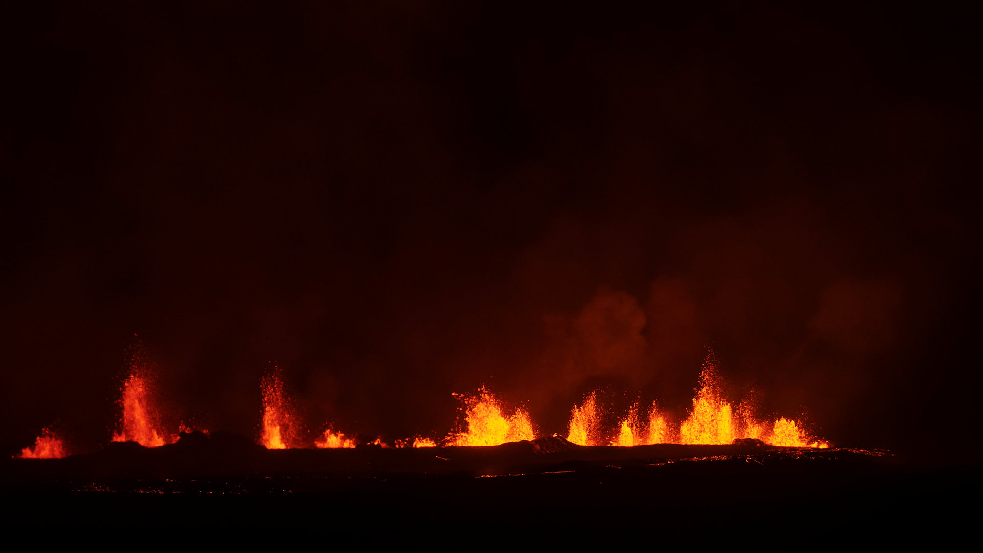 Vulkanspalte mit Lava Fontänen in Grindavik in der Nacht