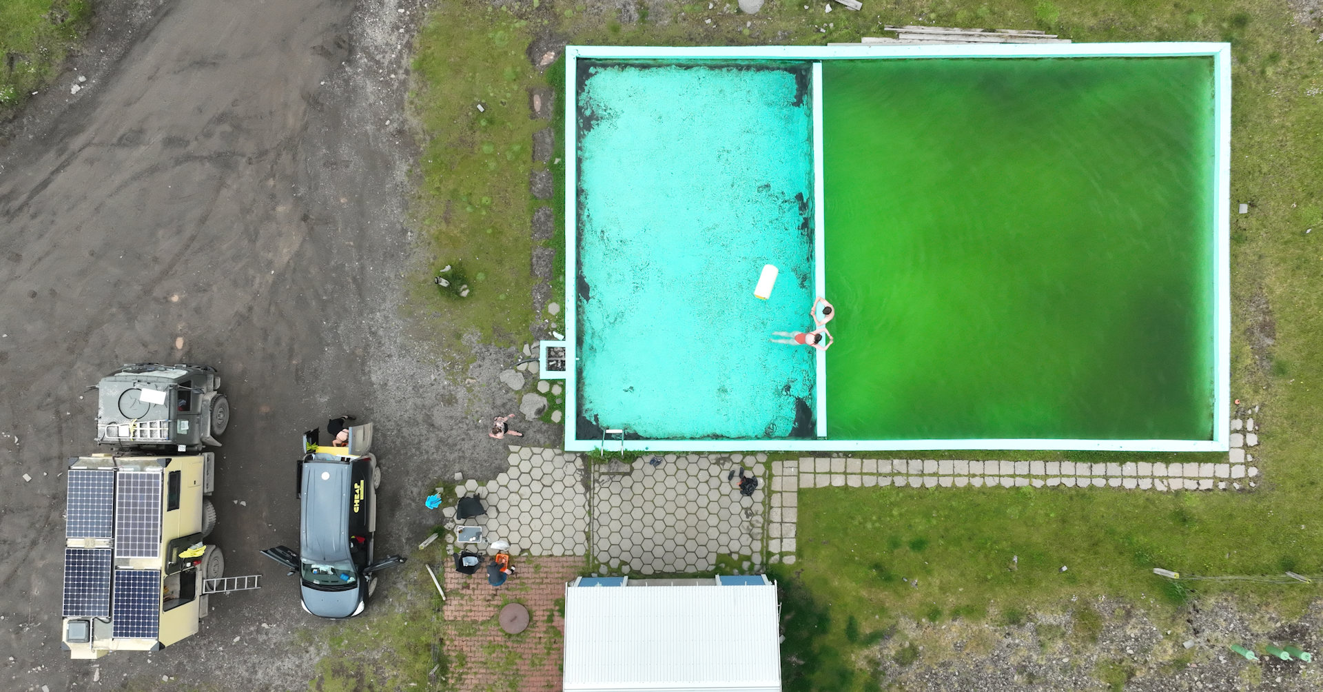 Drohne Aufnahme Schwimmbecken in Reykjarfjordur mit grünem und türkisen Badebecken