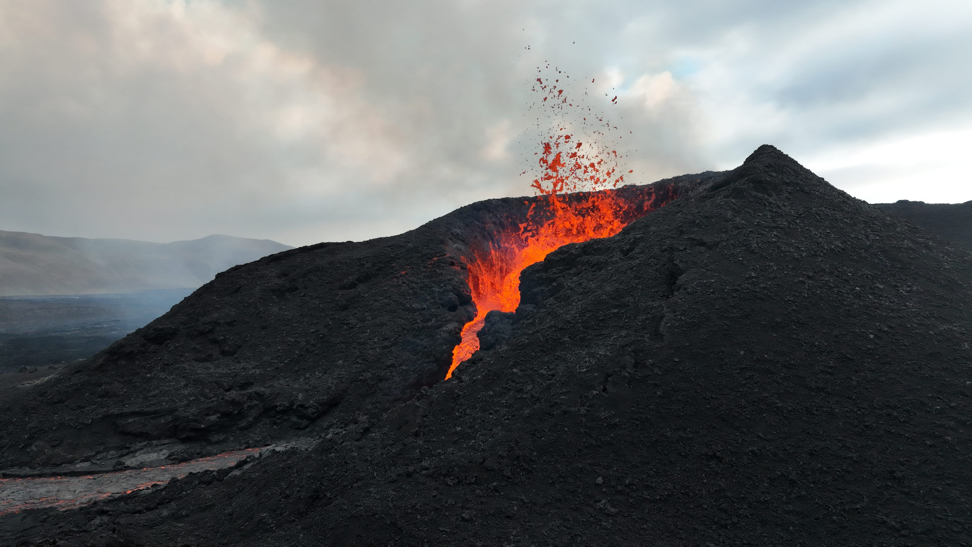 Lava spuckender Vulkan Island August 2024