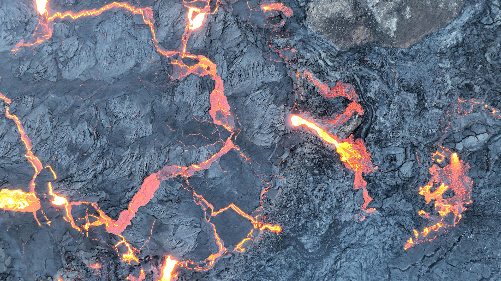 Luftbild rot glühender Lava Fluss mit erkalteten Schollen aus schwarzer Lava