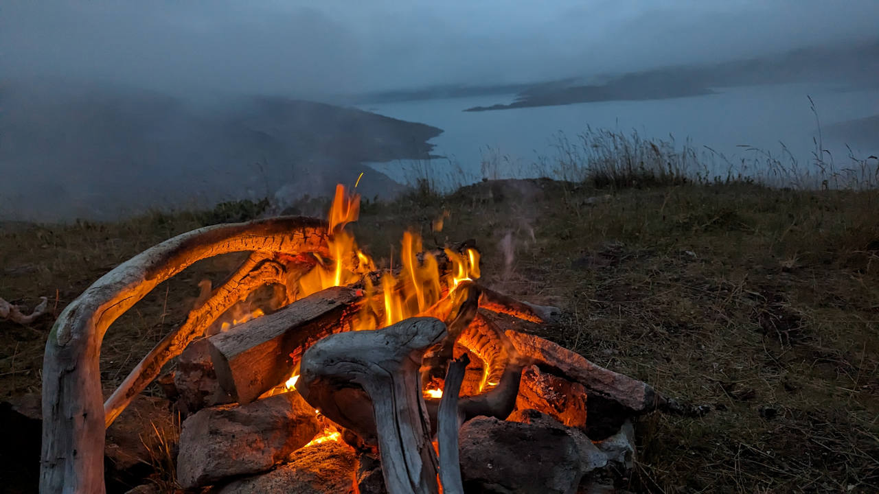 Lagerfeuer aus Schwemmholz in Norwegen 