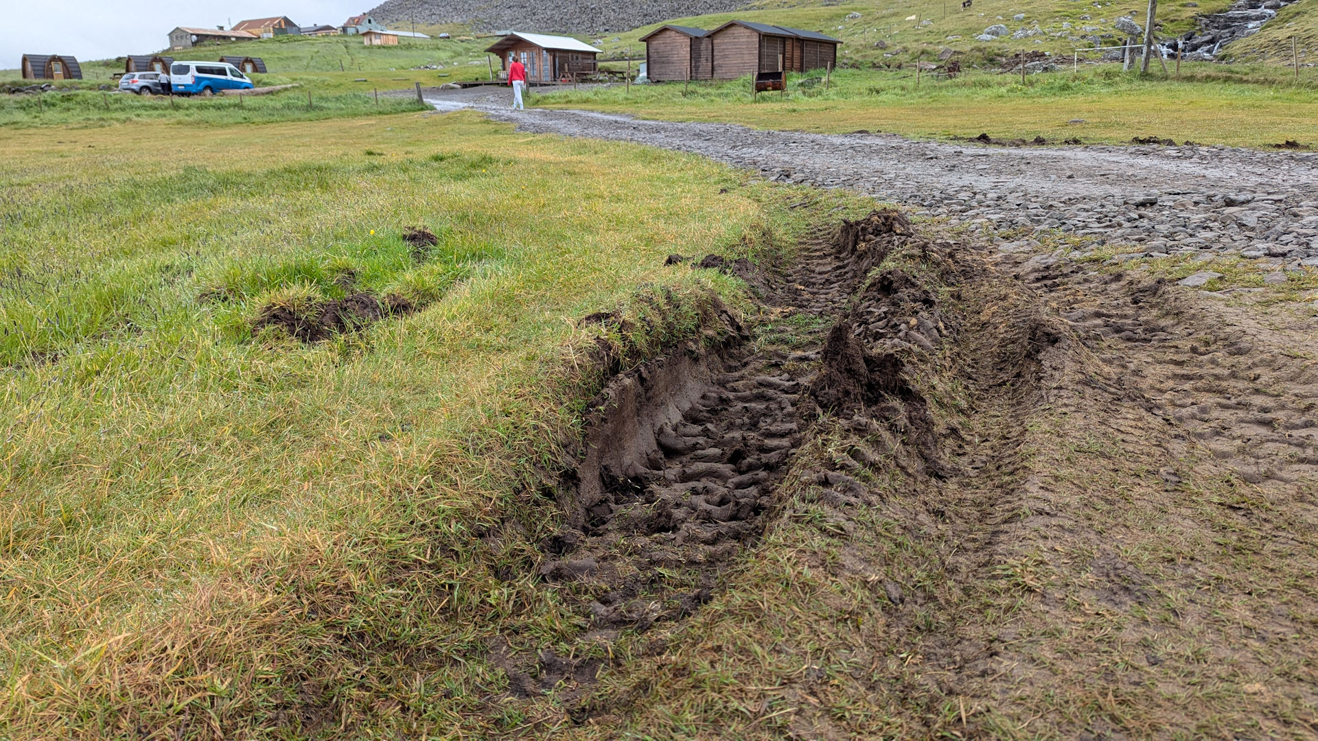 Reifenabdruck von einem sehr schweren LKW auf einer Wiese in Island