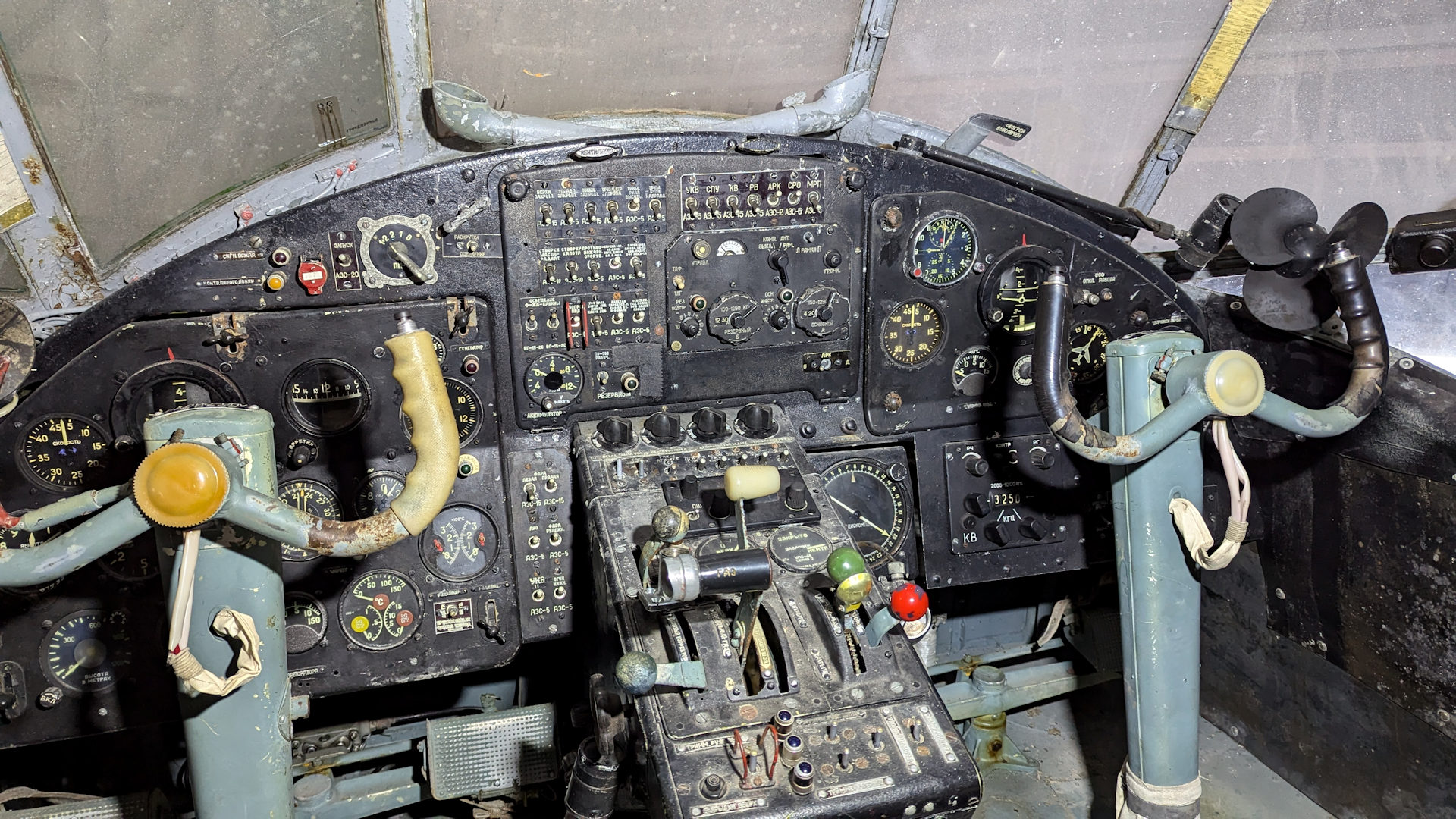 Cockpit einer Antonow AN-2