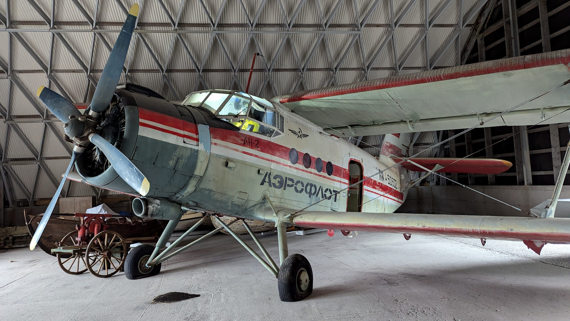 Antonow AN-2 Sowjetunion in einem Hangar