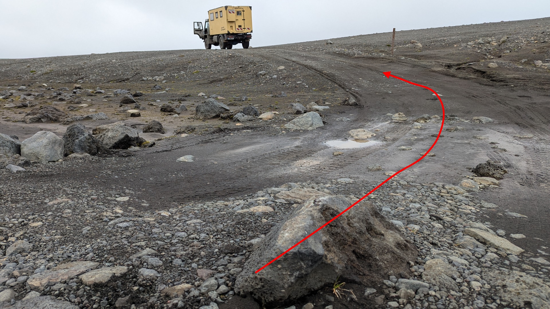 Island Piste mit markiertem Fahrweg über einen herausstehenden Stein