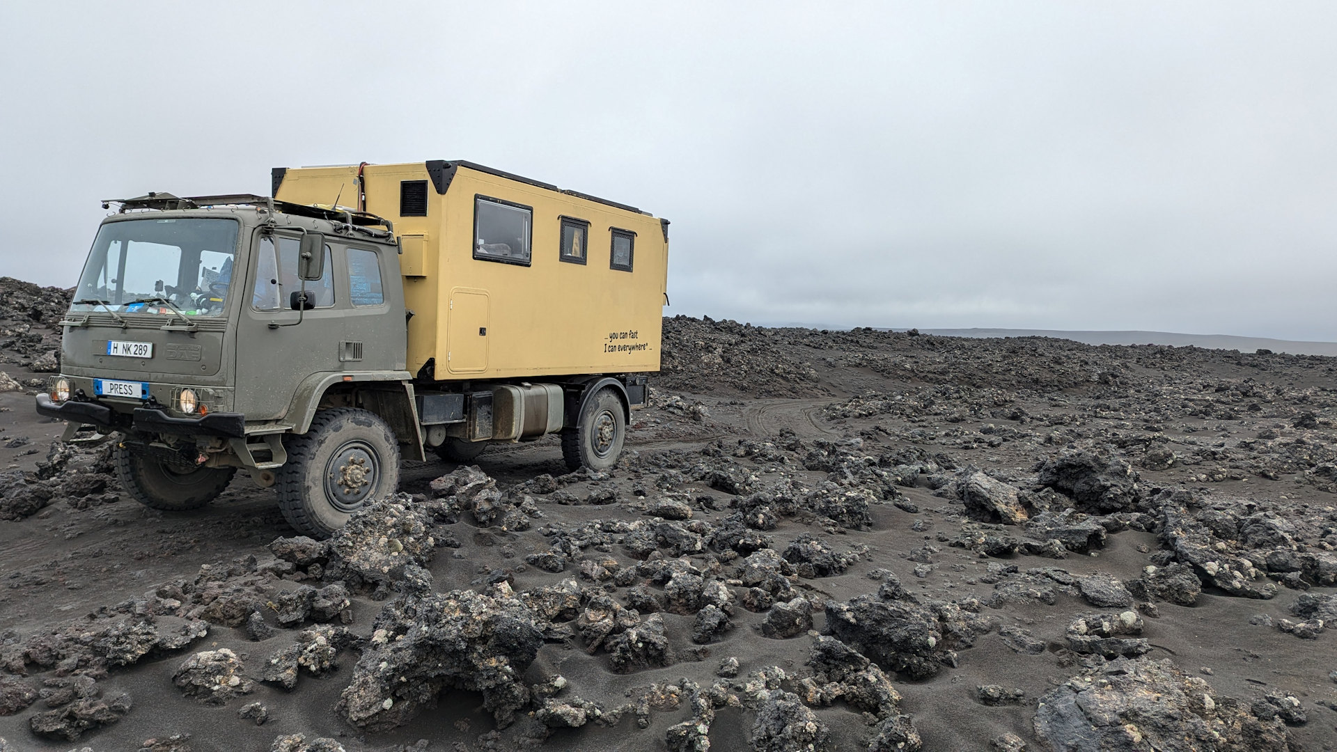 Ein 4x4 LKW schlängelt sich durch ein scharfkantiges Lava Feld in Island