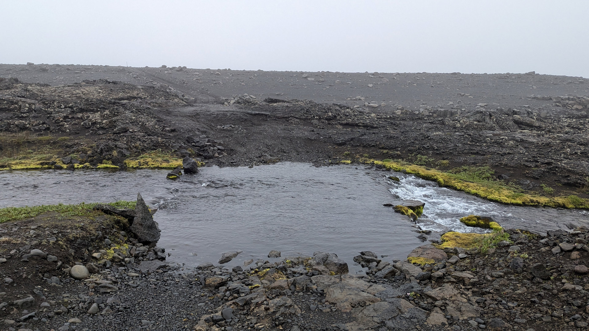 Kleine Furt in Island mit wenig Wasser, aber mit steilem Ausstieg