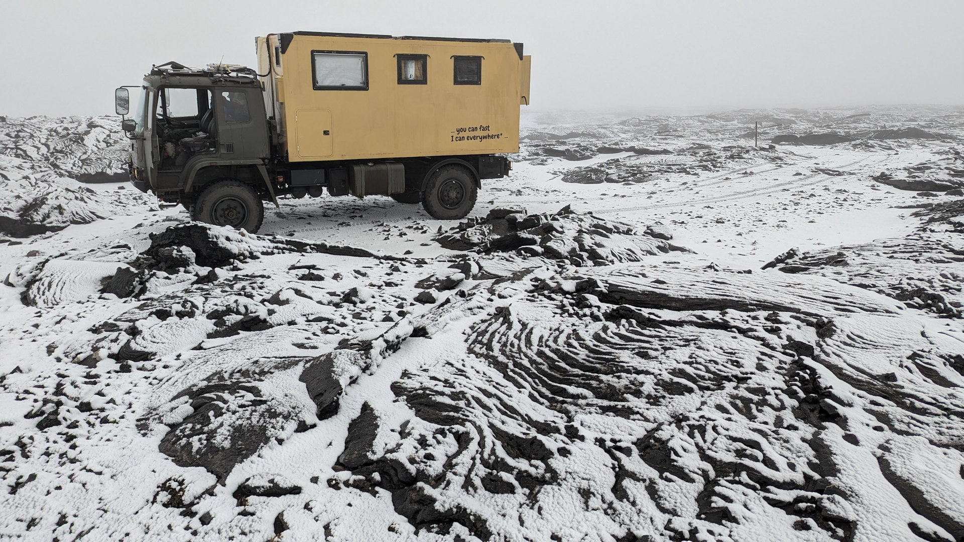 4x4 LKW in Island auf weiss verschneiten Lavaplatten