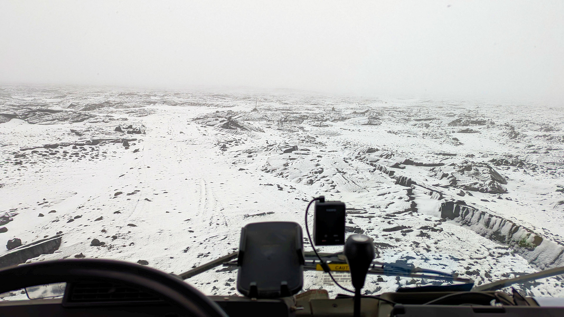 Schneelandschaft in Island vom Cockpit eines LKW aus gesehen