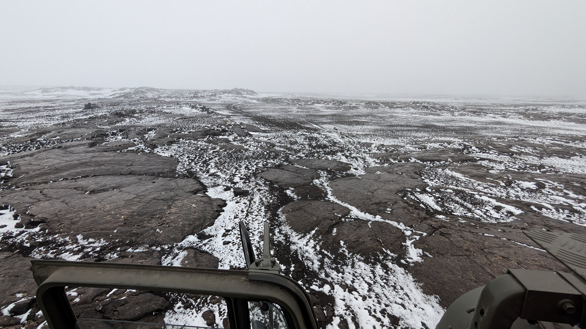 Lavaplatten und kaum zu erkennende Piste mit Schneeverwehungen in Island