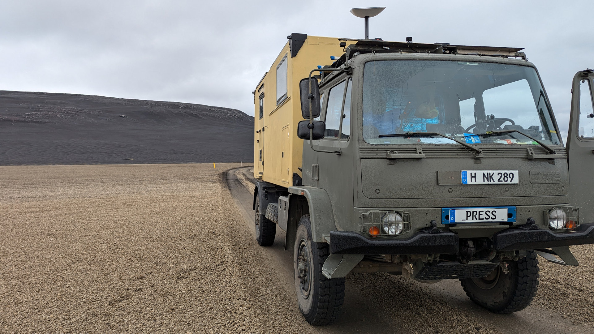 LKW steht in einem gelben Bimssteinfeld in island