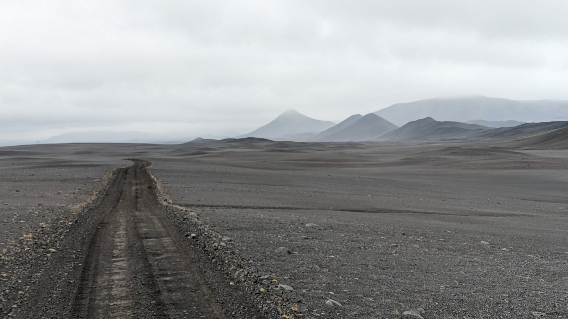 Endlos lange vegetationslose Piste in Island