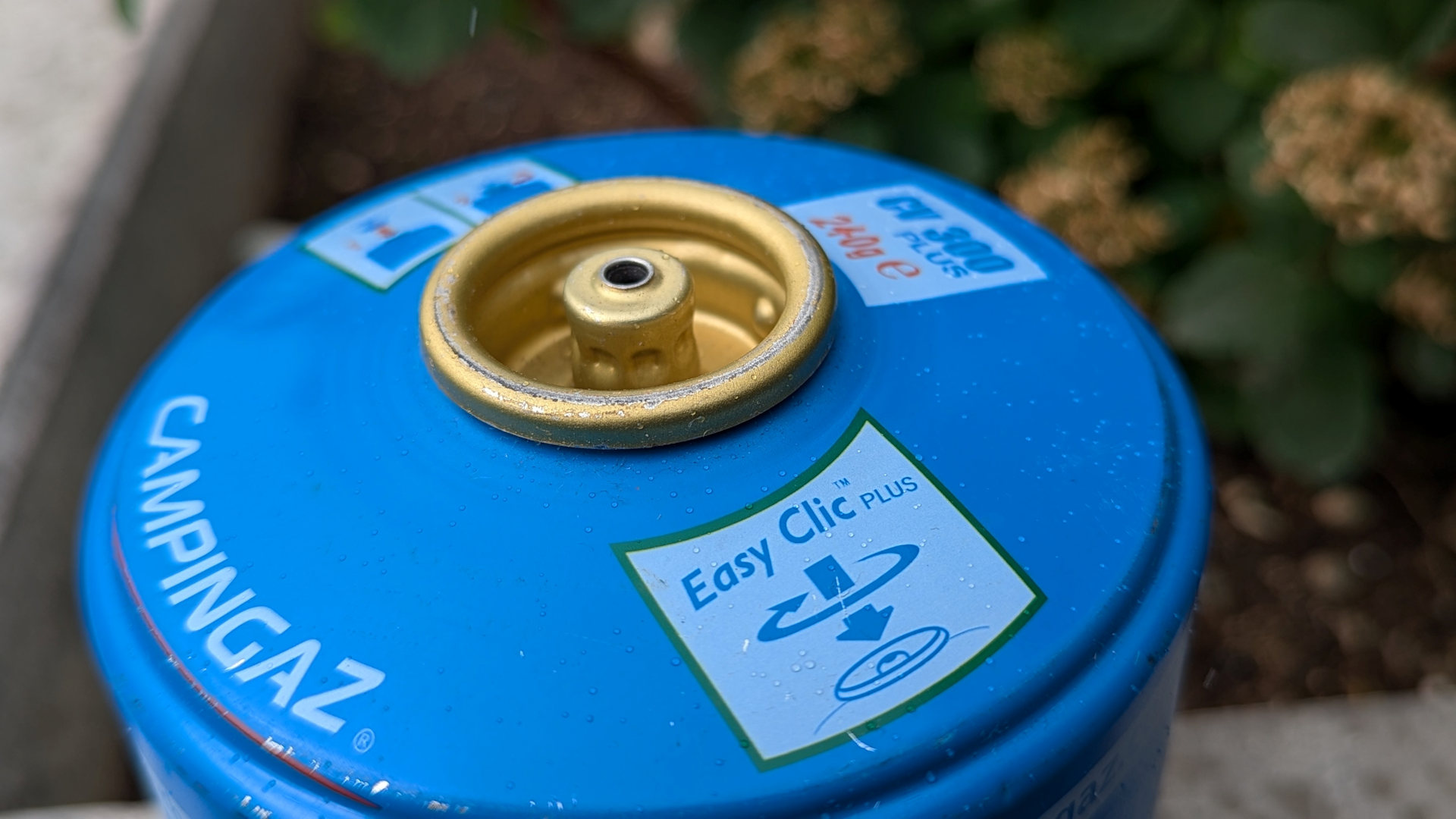 Eine blaue Campingaz Gaskartusche mit easy clic System