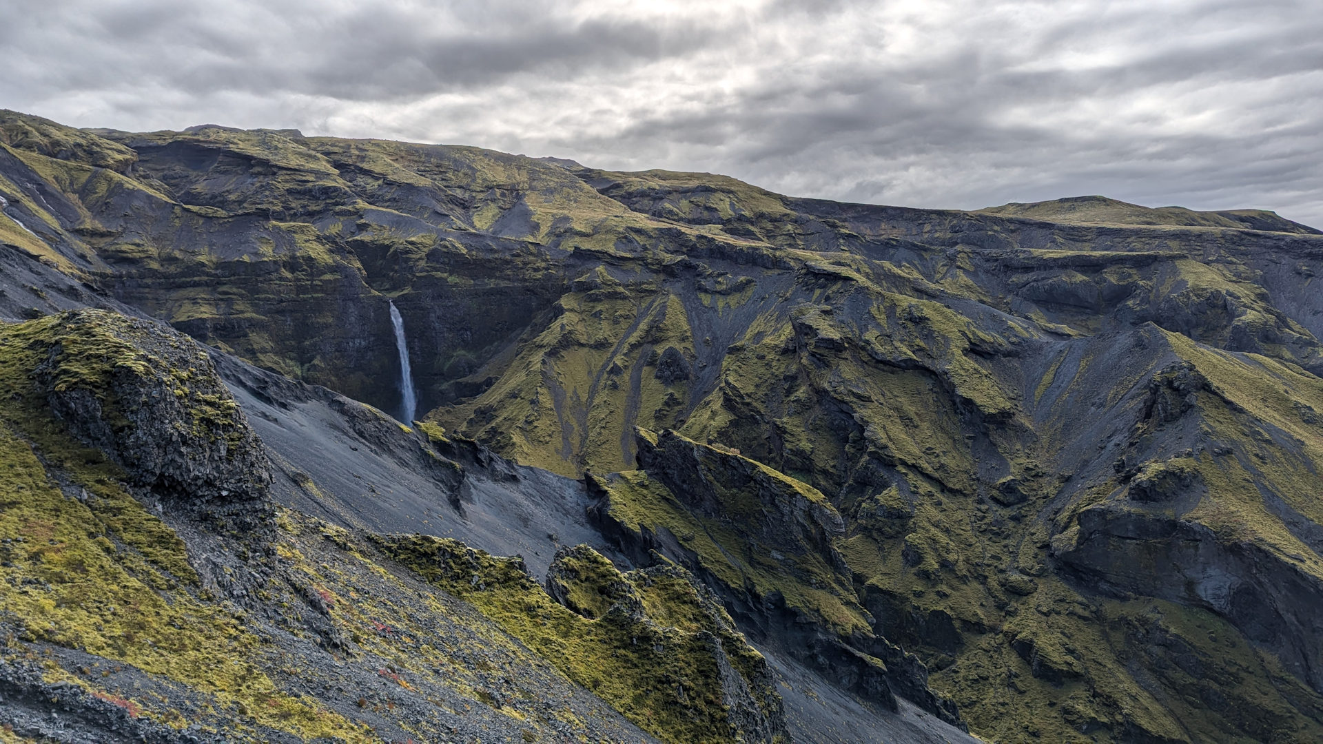 Wasserfall in den Bergen der Thorsmörk 