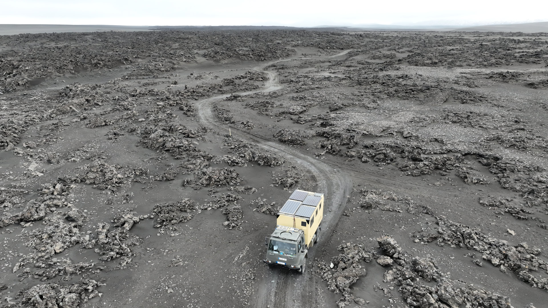 DAF T244 Truck in grauer Vulkanlandschaft in Island