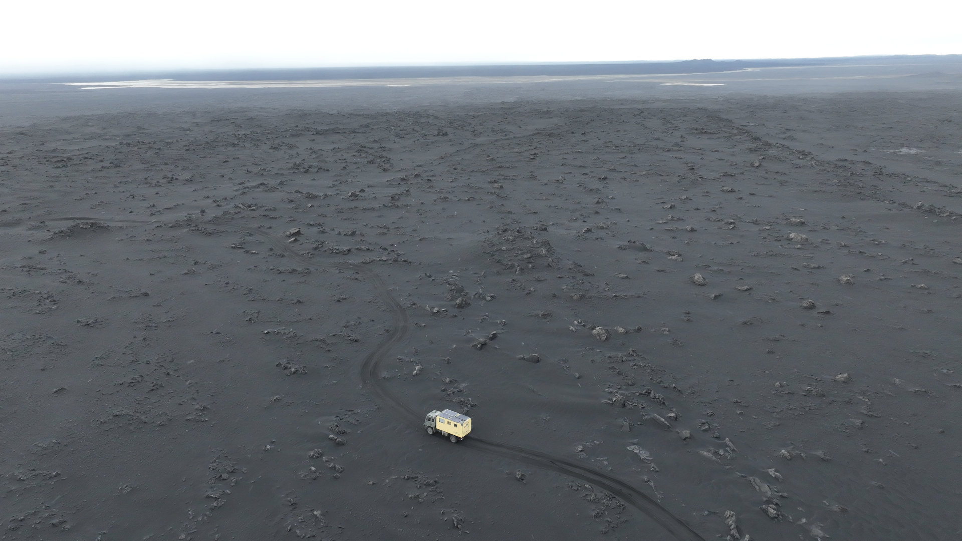 Island Luftbild LKW in grauer Lava Landschaft 