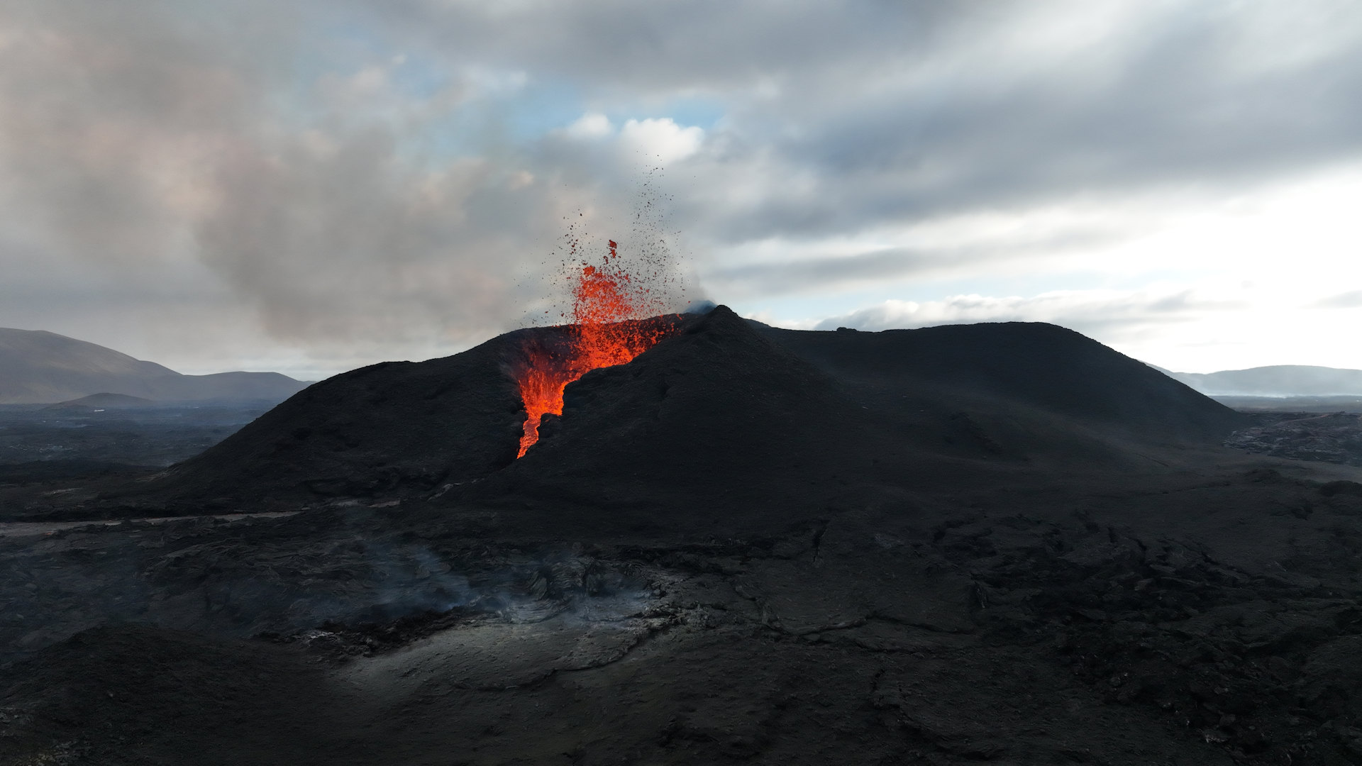 Lava spuckender Vulkan in Island