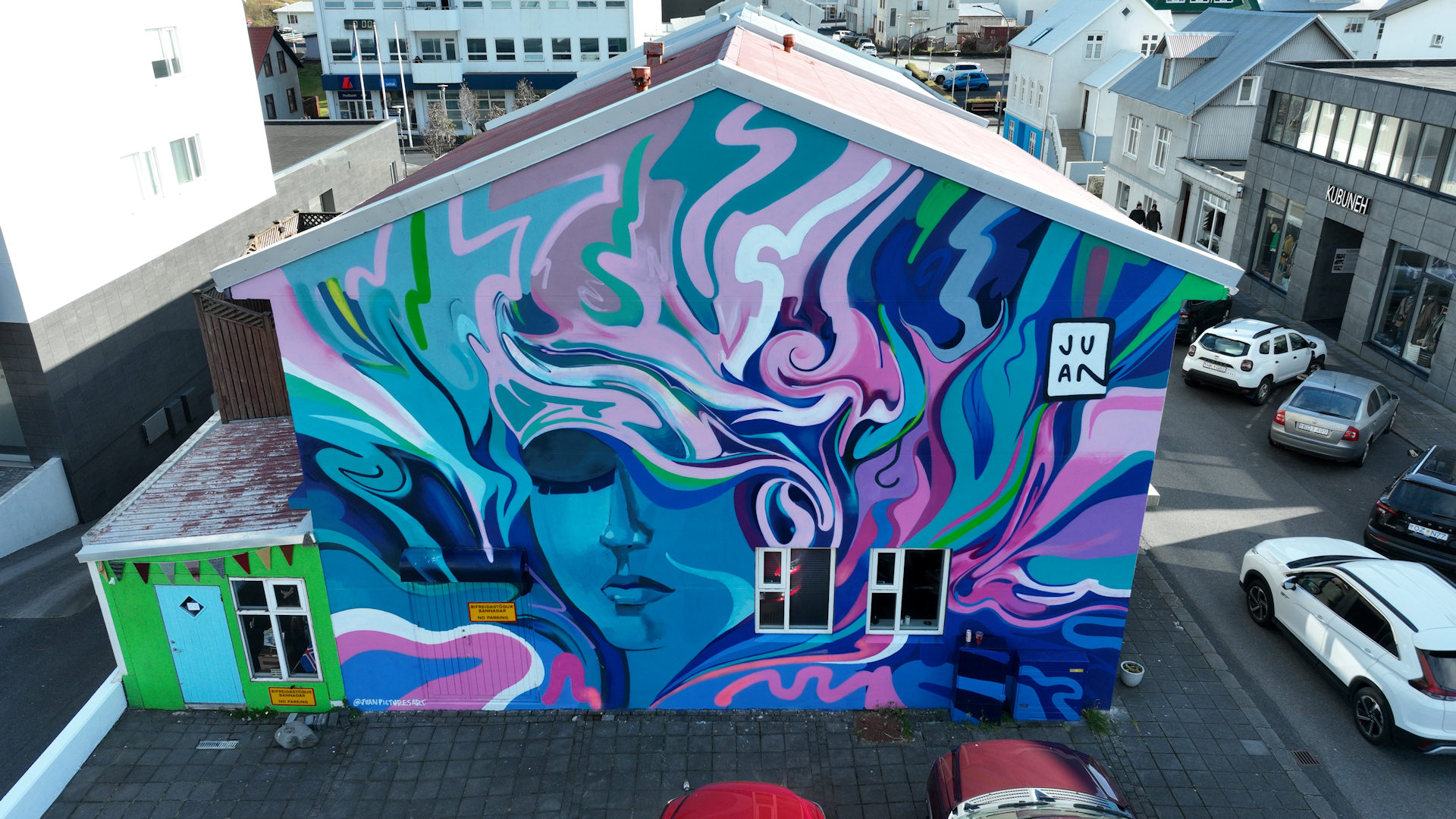 Farbenfrohes Wandbild mit Frauengesicht in Vestmannaeyjar Island