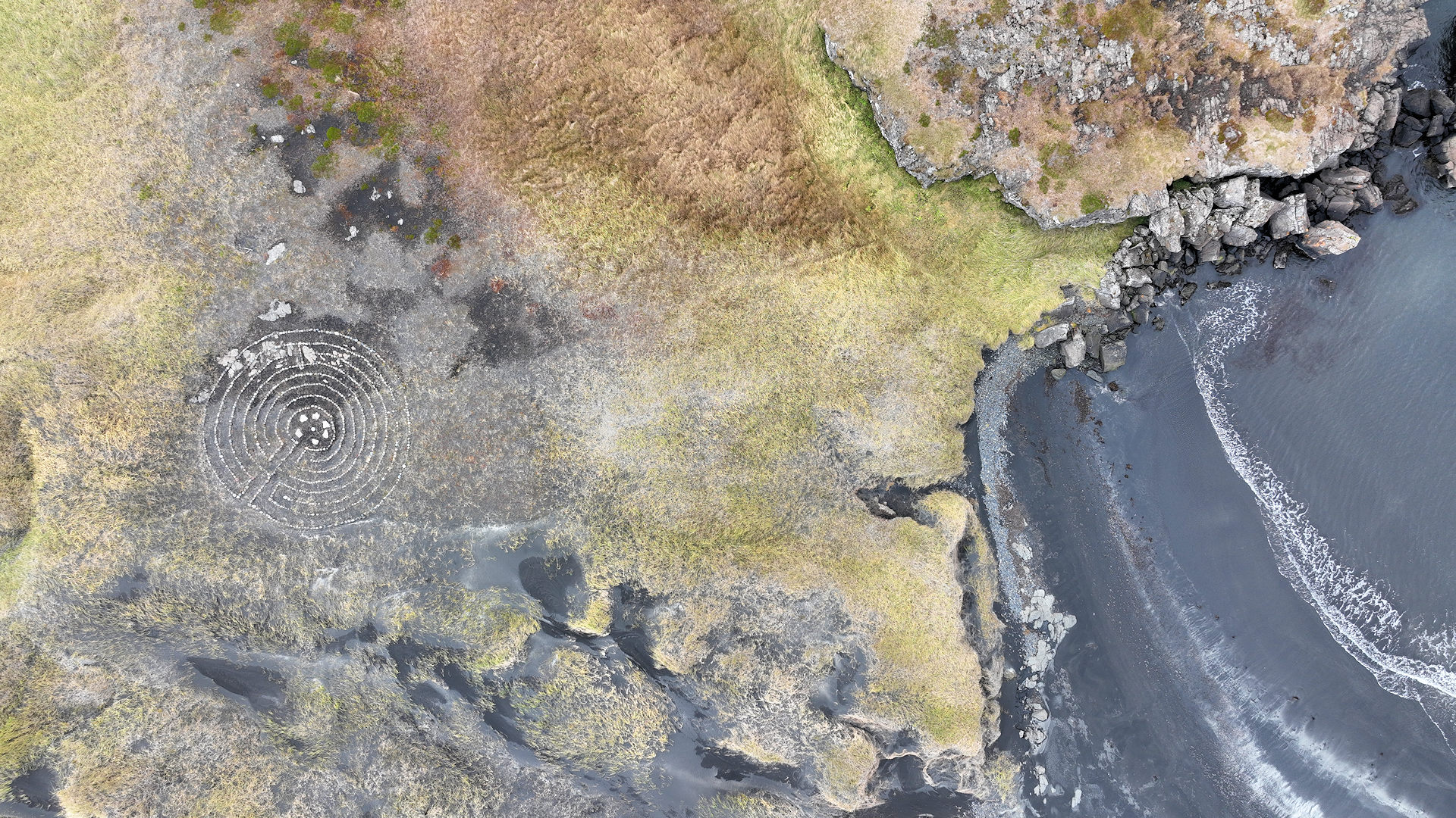 Labyrinth aus Steinen am Strand von Djupivogur