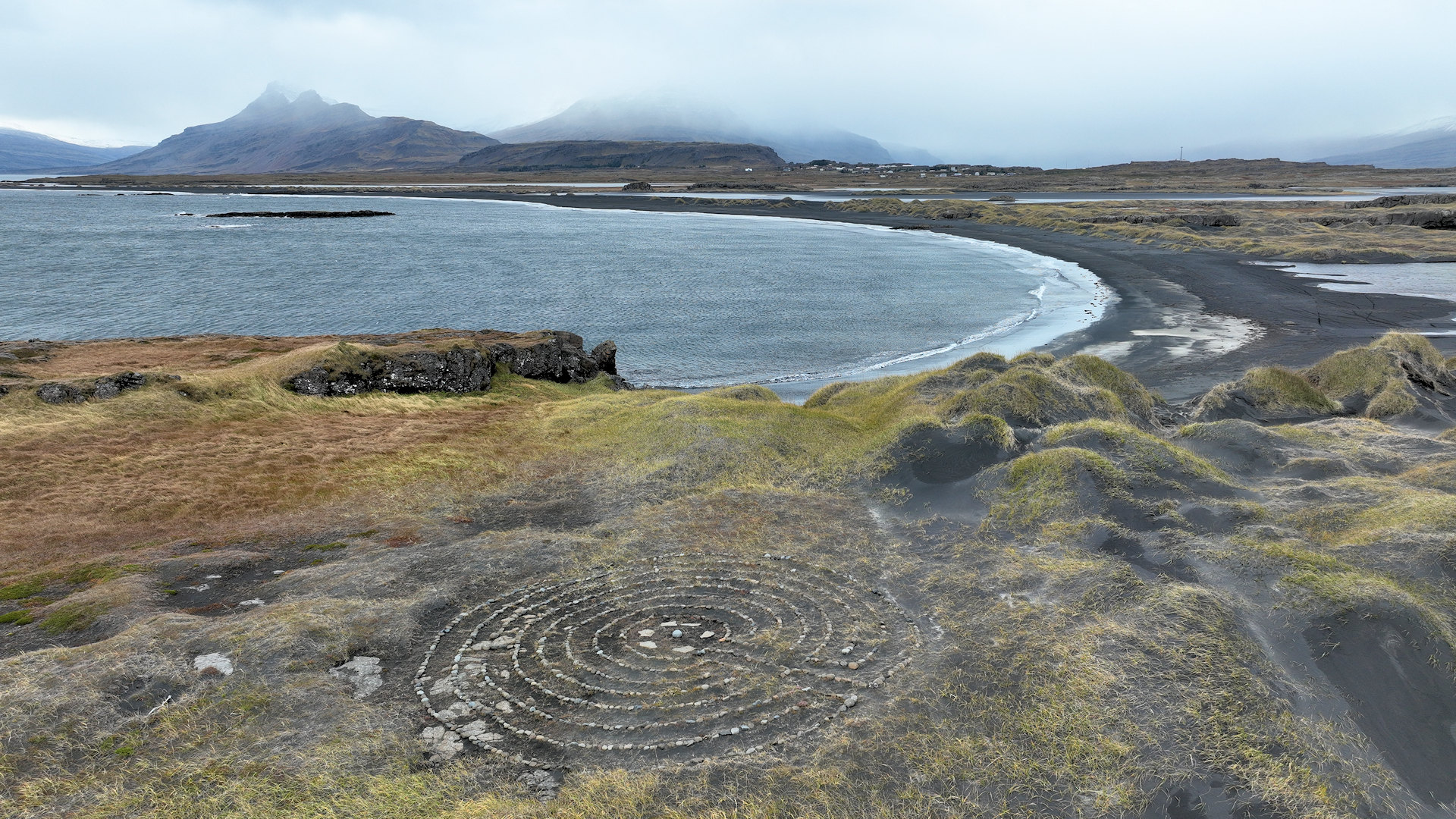 Strand von Djupivogur mit Stein Labyrinth 