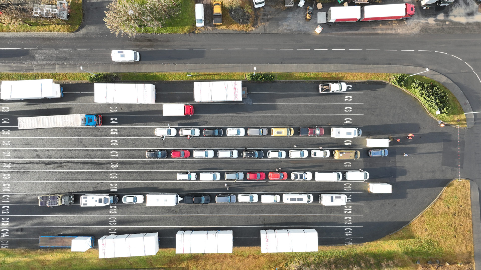 Autos stehen beim Checkit Terminal Smyrilline in Seydisfjördur in Reihen