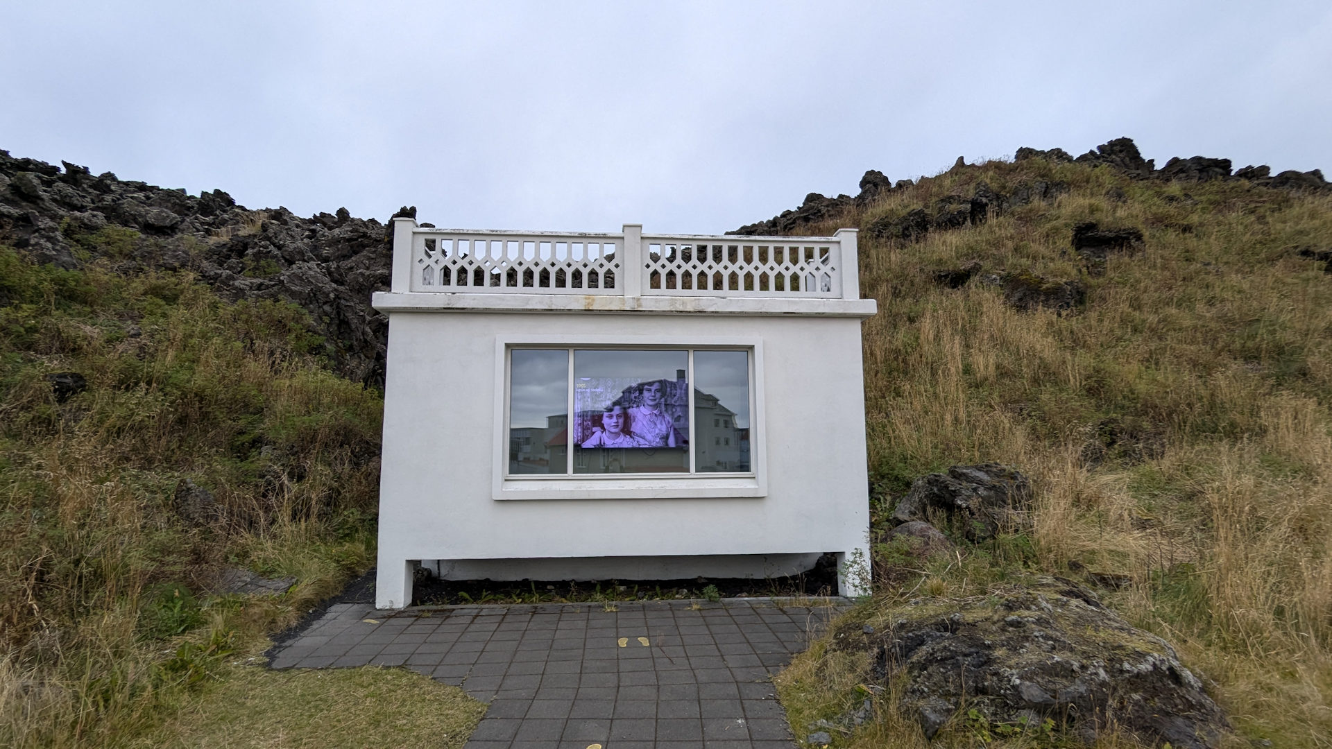 Ruine eines Hauses in Heimaey am Rand von einem Lava Feld mit Video Installation