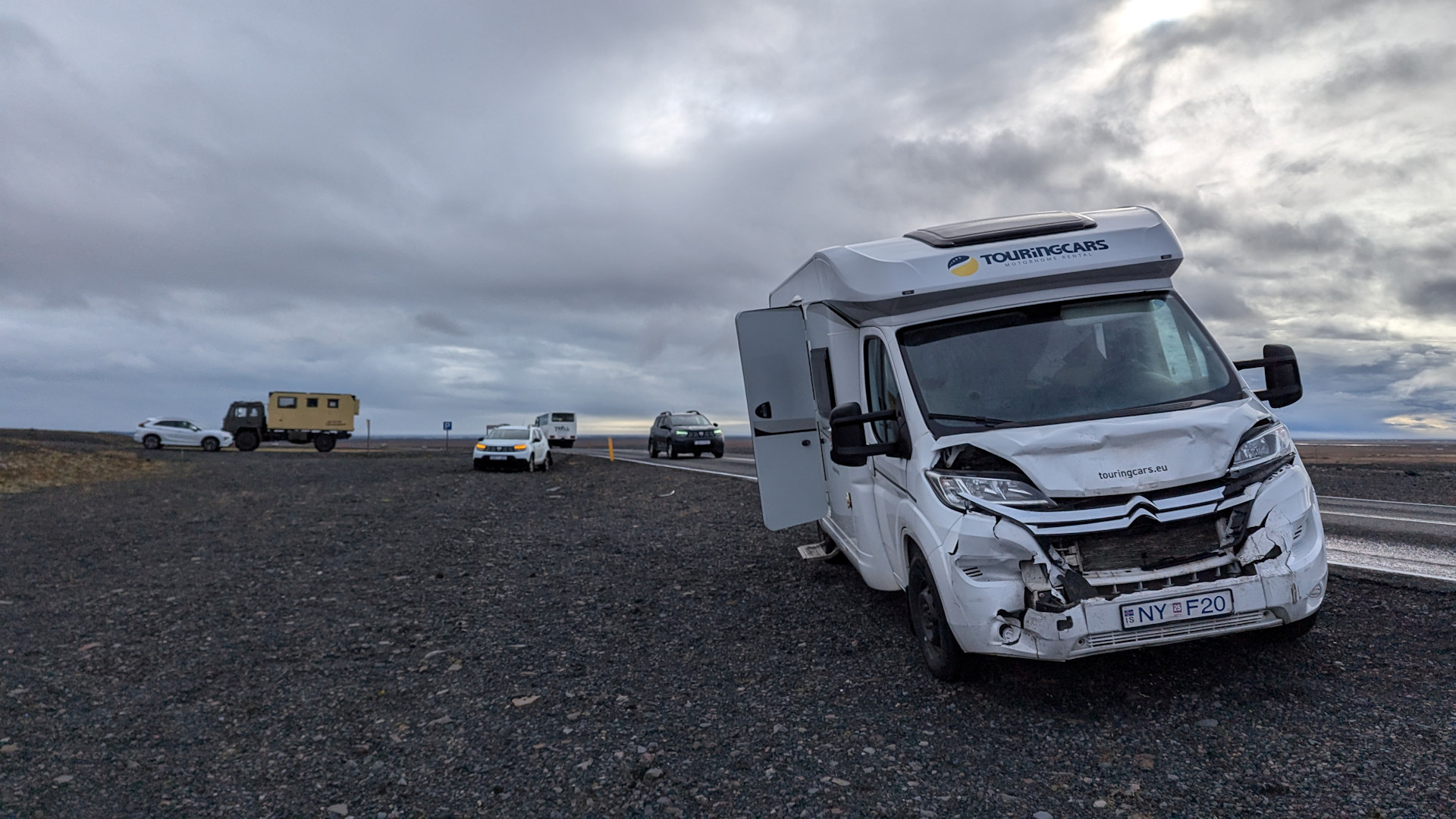 Unfall in Island zwischen Camper und Dacia Duster