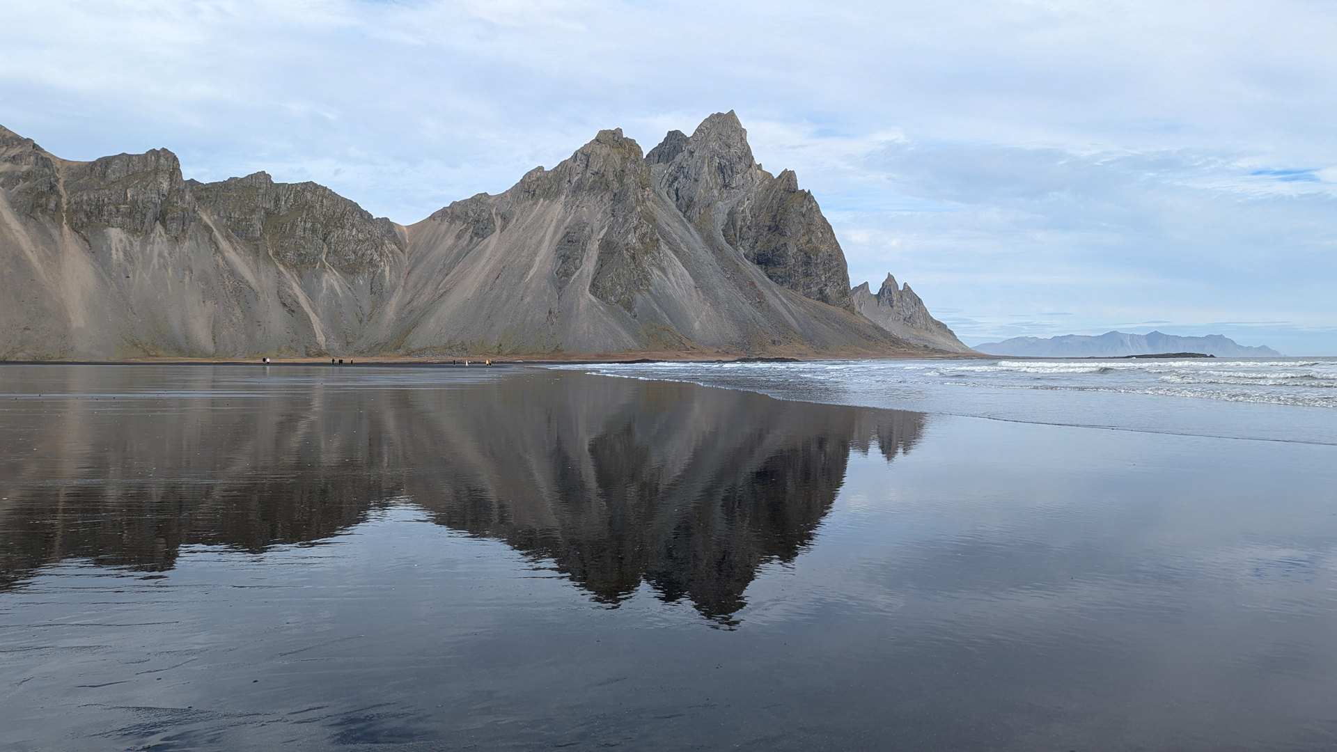 Vesturhorn Island spiegelt sich im Wasser