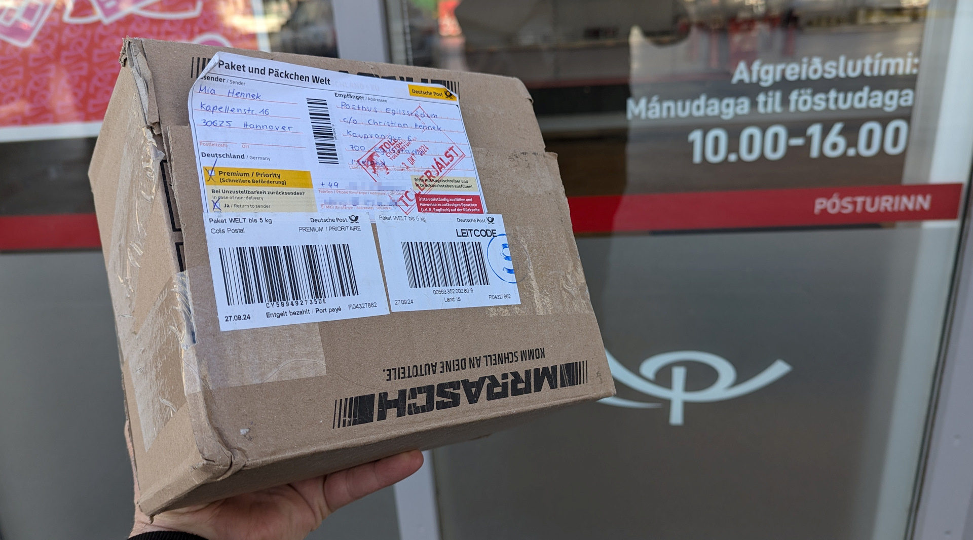 Nach Island versendetes Paket vor einer Posturinn Postfiliale