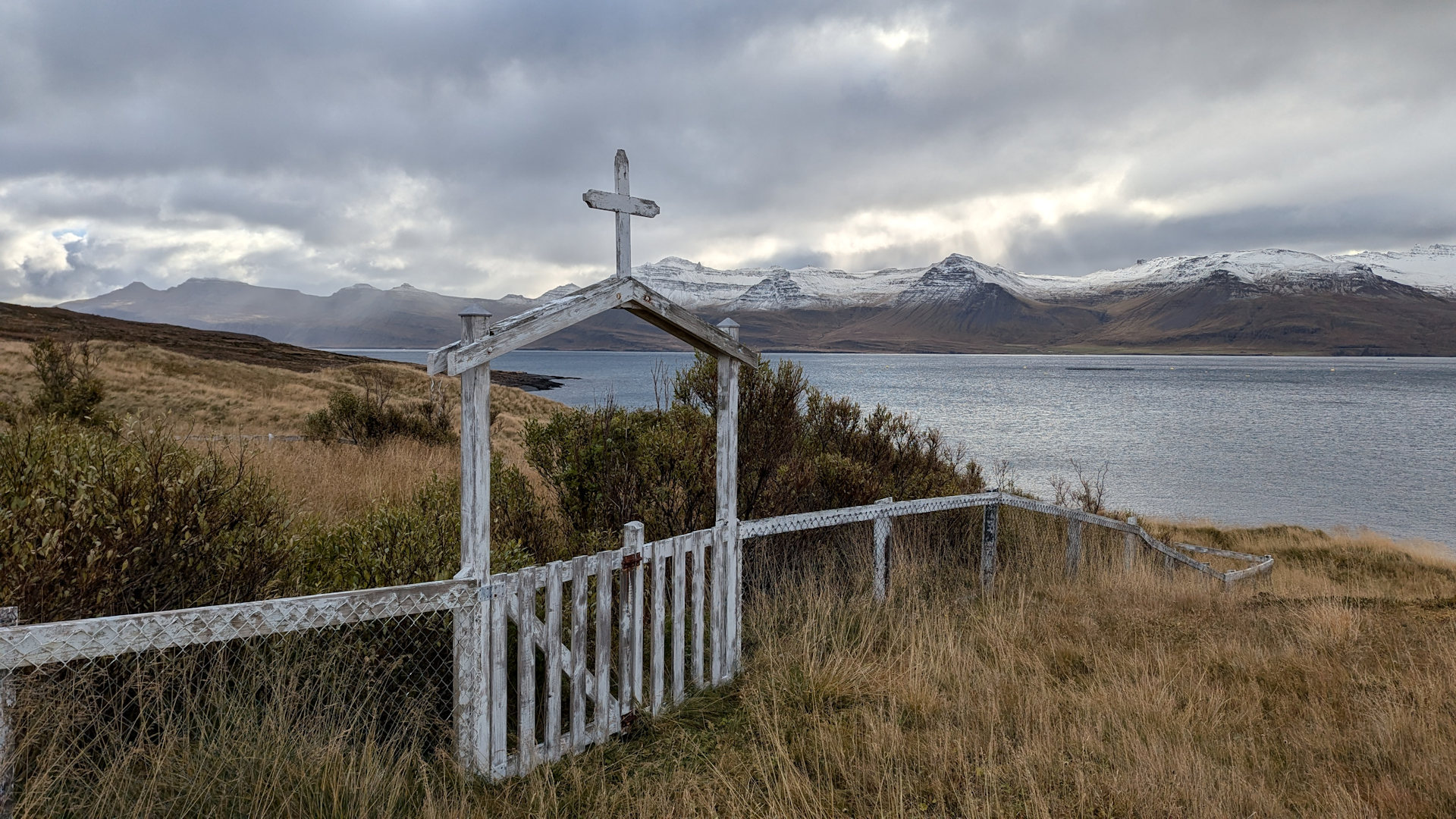 Abgelegener Friedhof in den Ostfjörden Islands