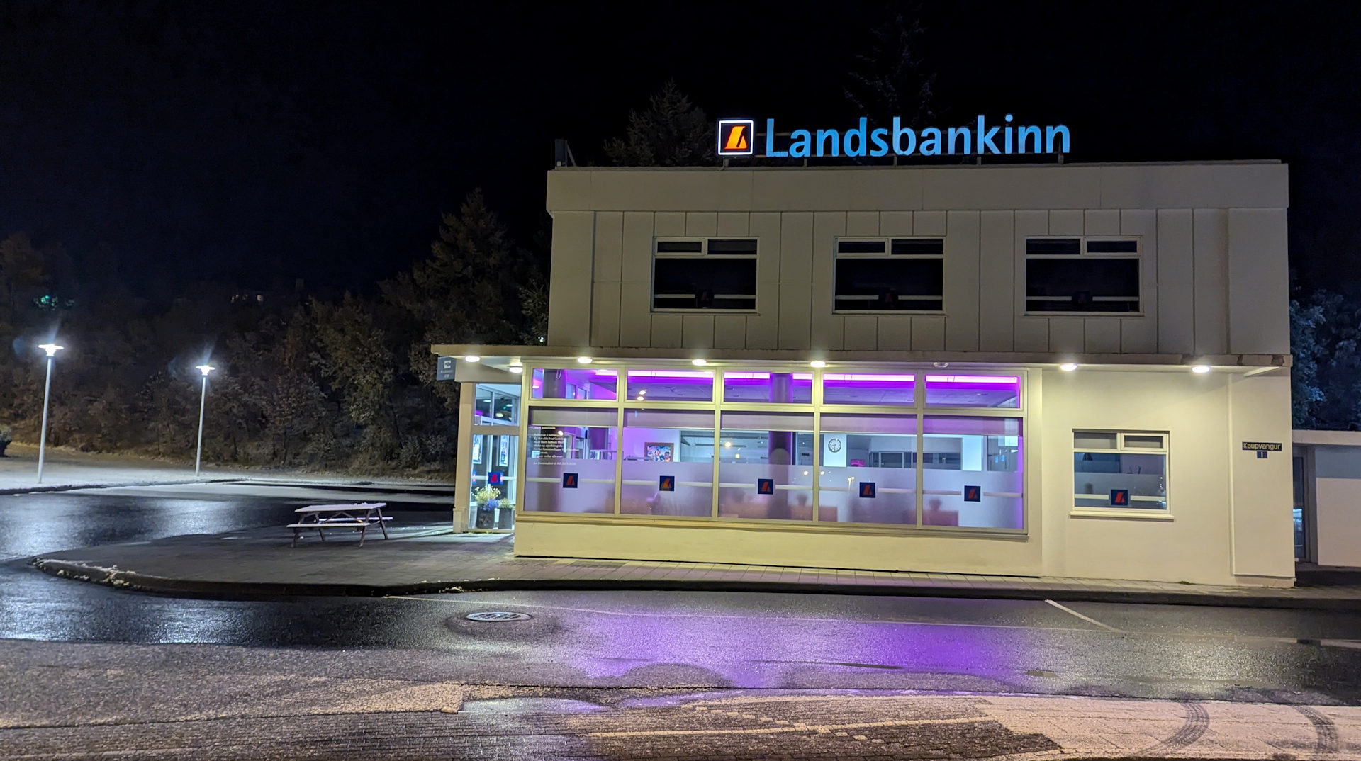 Landsbankinn Filiale in Island Nachts fotografiert