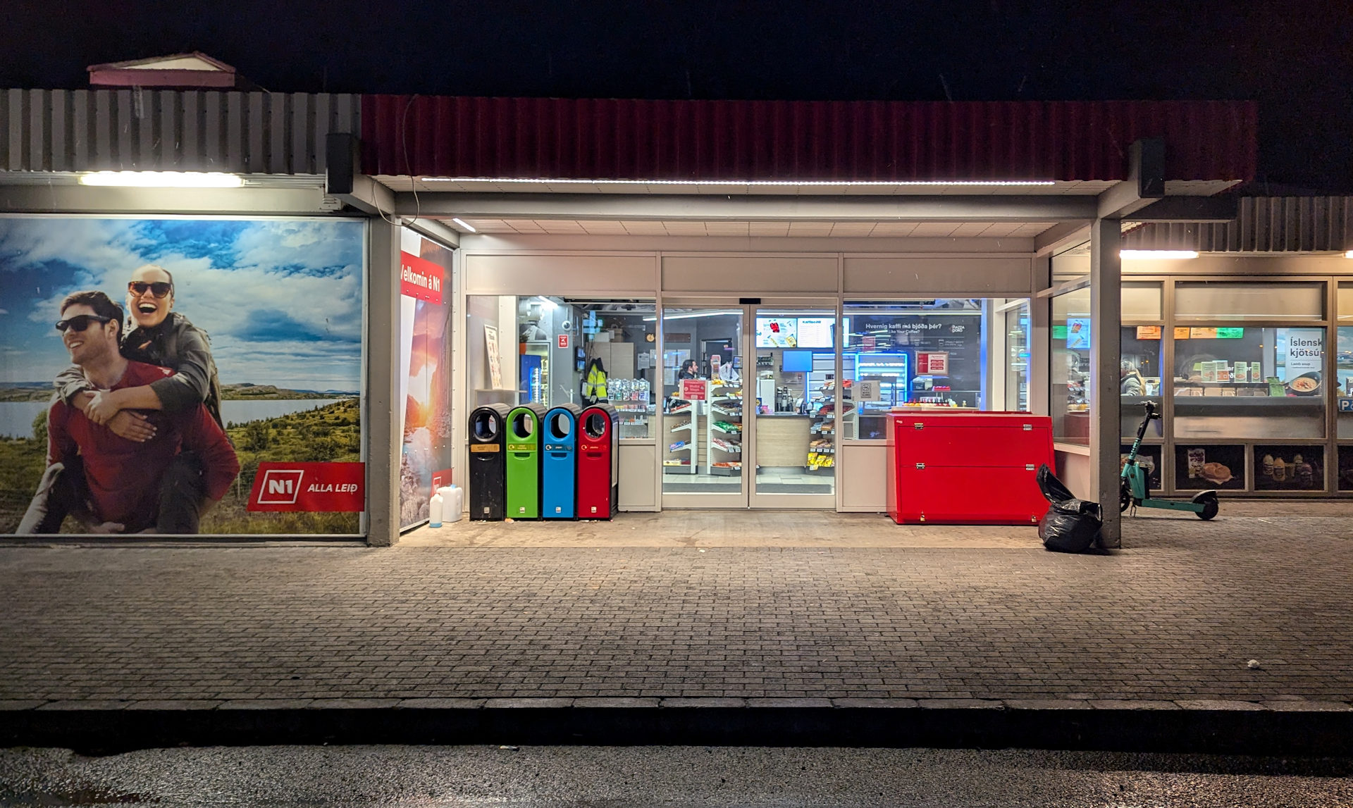 Eingang einer N1 Tankstelle in Island bei Nacht