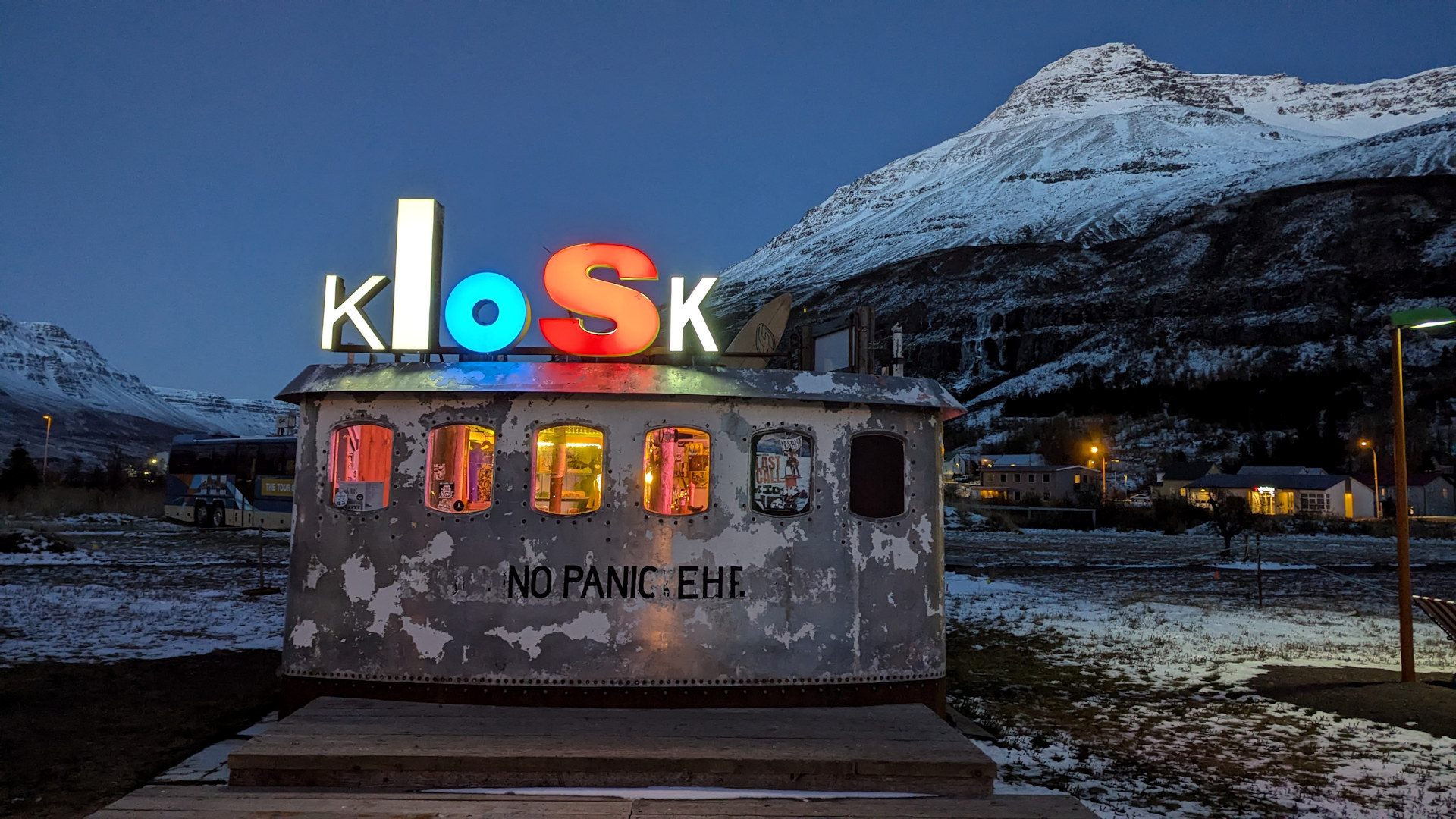 Kiosk Cafe in Seydisfjördur mit bunt beleuchtetem Schriftzug