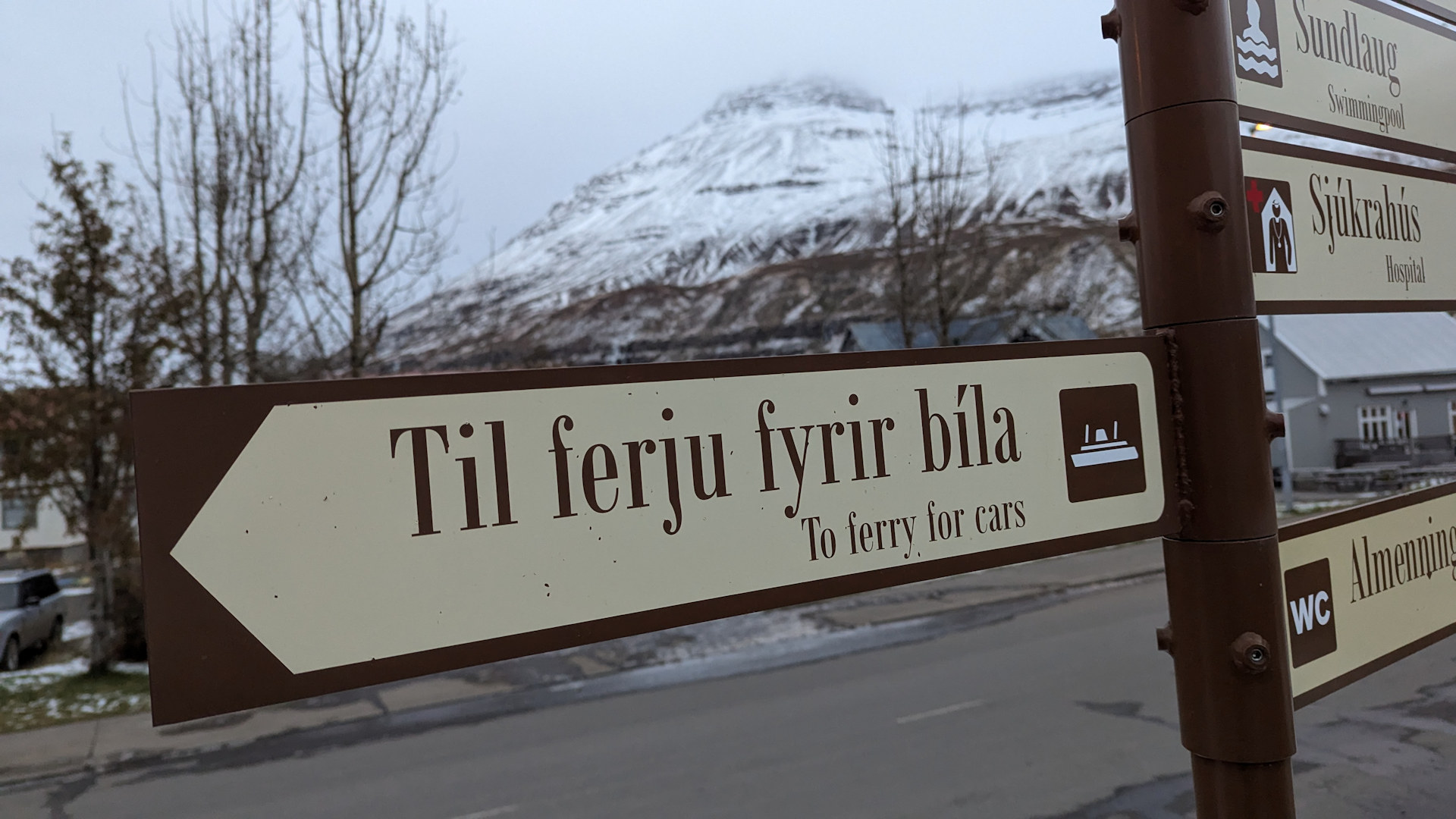 Wegweiser zur Fähre in Seydisfjördur