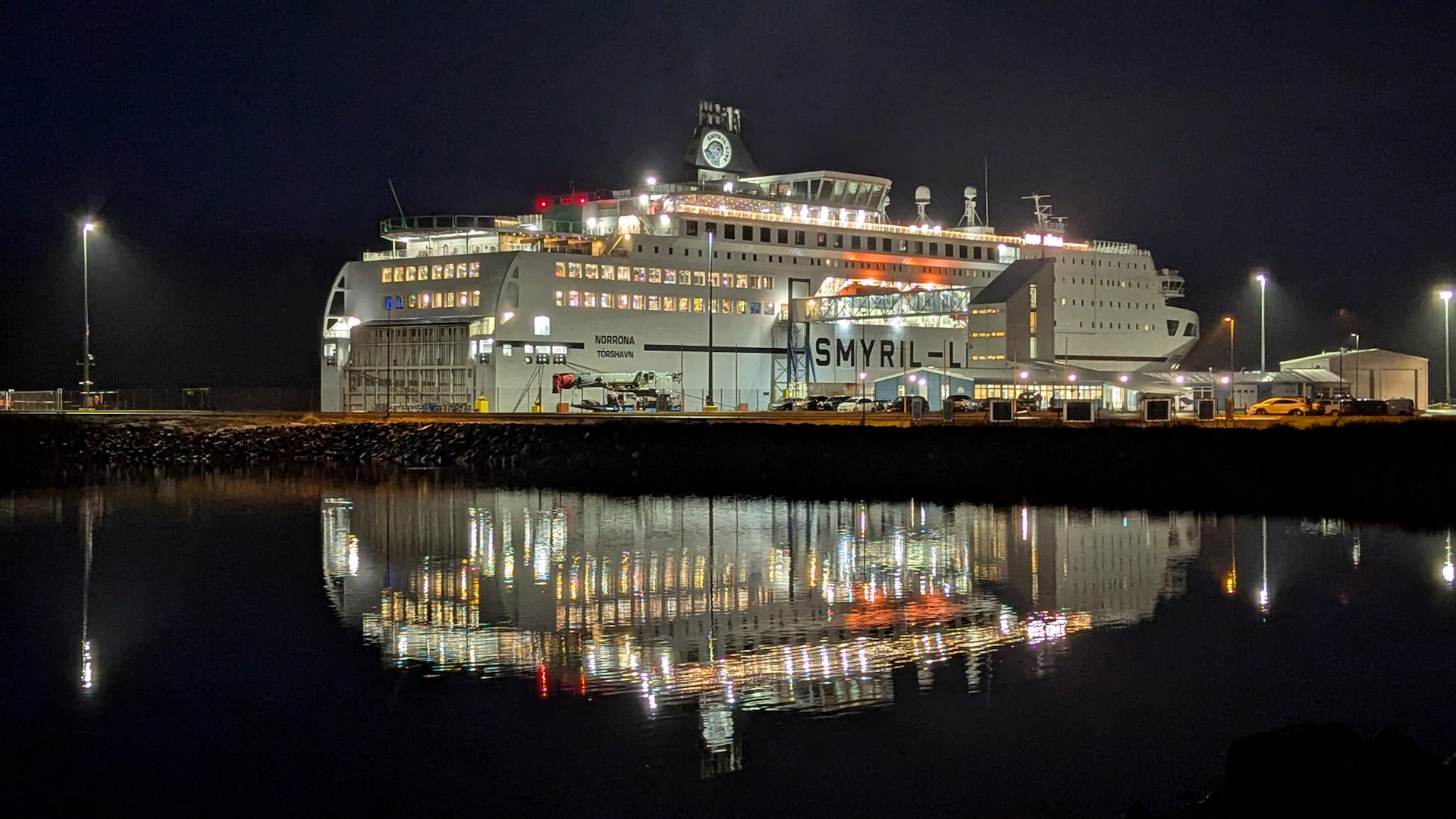 Hell erleuchtete Norröna Autofähre Nachts im Hafen von Seydisfjördur fotografiert